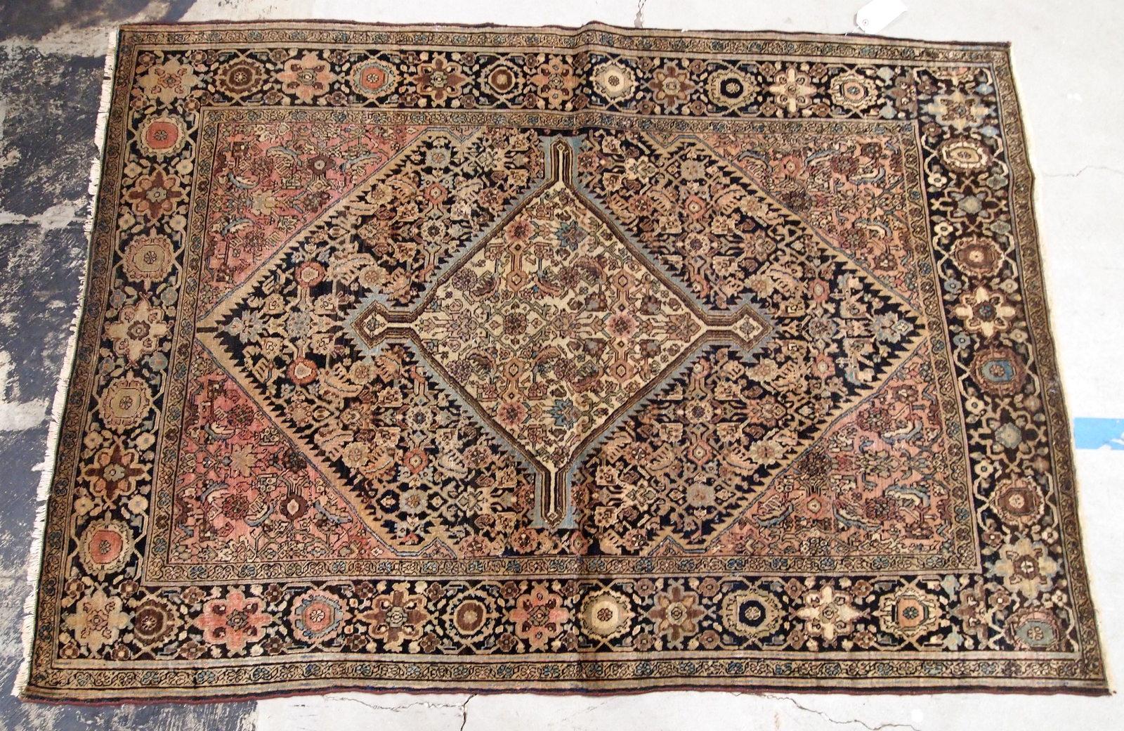Handmade antique Sarouk Farahan rug from the end of 19th century. The rug is in original good condition made in light shades of beige and pink.

?-condition: original good,

-circa 1880s,

-size: 3.4' x 5.3' (103cm x 161cm),

-material:
