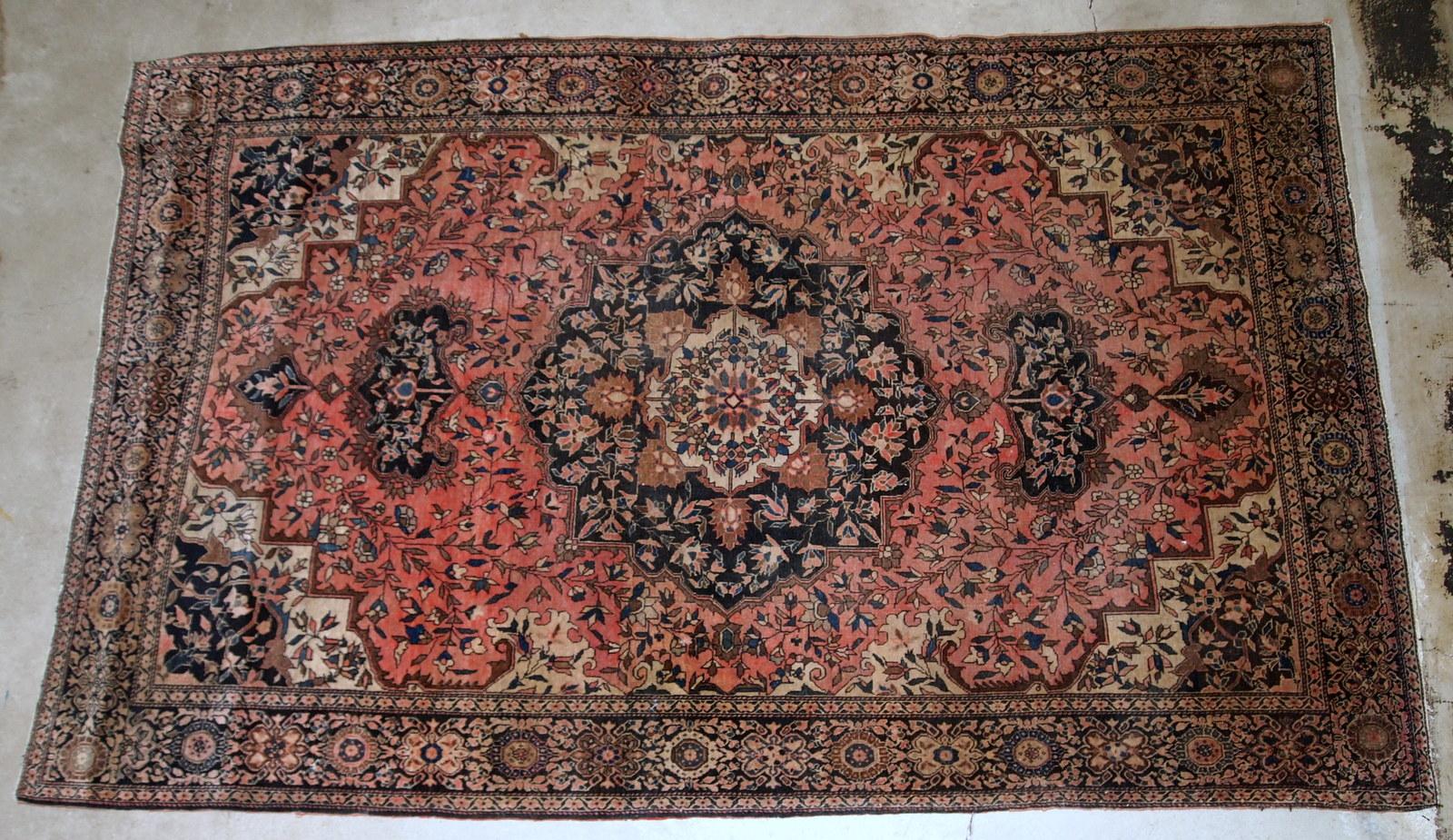 Handmade antique Sarouk Farahan style rug in original good condition. The rug is from the end of 19th century made in wool.

-condition: original good,

-circa: 1880s,

-size: 4.1' x 6.3' (125cm x 192cm),

-material: wool,

-country of