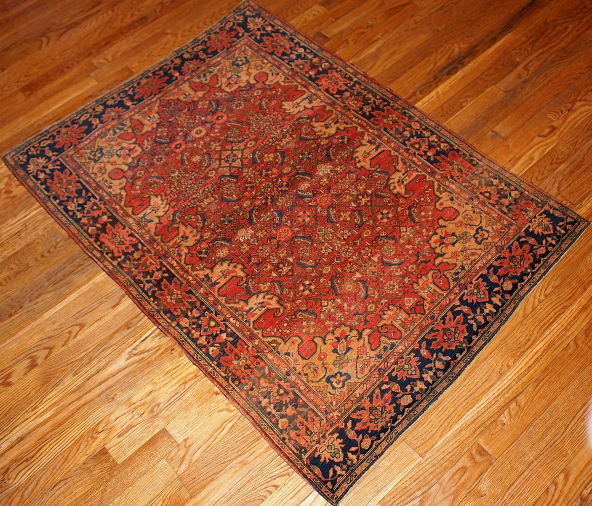 Fein gewebter persischer Sarouk-Farahan-Teppich in ungewöhnlichen Farben und Mustern. Der Teppich ist in original gutem Zustand, enthält helle Farbtöne.
 