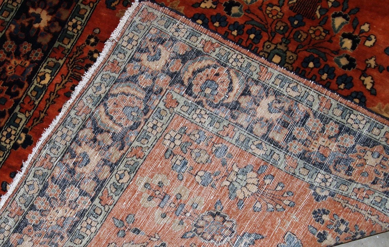 Handgefertigter antiker Teppich im Sarouk-Stil in gutem Originalzustand. Dieser Teppich stammt vom Anfang des 20. Jahrhunderts.

- Zustand: original gut, 

- um 1900,

- Größe: 3,5' x 5,5' (106cm x 167cm),

- Material: Wolle,

-