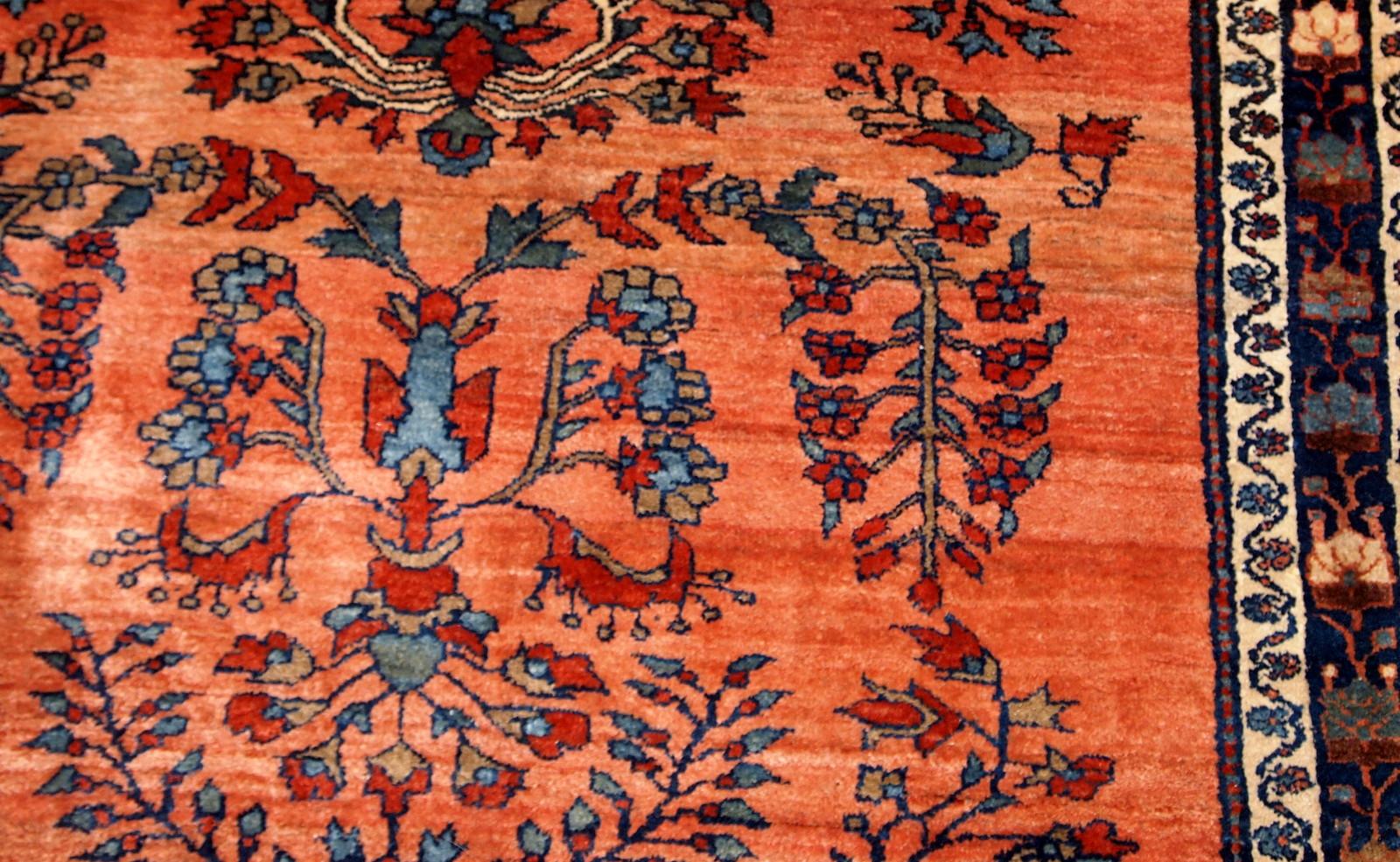 Handgefertigter antiker Sarouk-Teppich aus roter Wolle. Der Teppich stammt vom Anfang des 20. Jahrhunderts und ist in gutem Originalzustand.

 