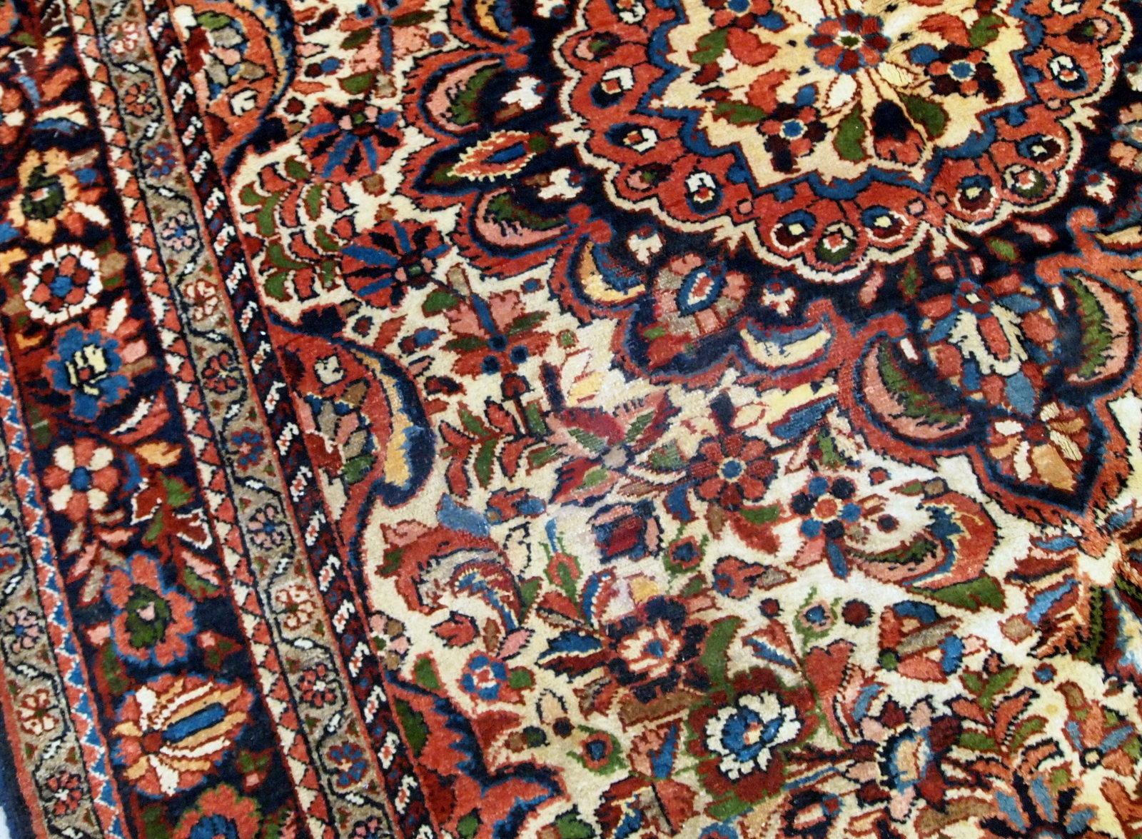 Handgefertigter antiker persischer Sarouk-Teppich aus beiger Wolle. Der Teppich stammt vom Anfang des 20. Jahrhunderts und ist in gutem Originalzustand.

 