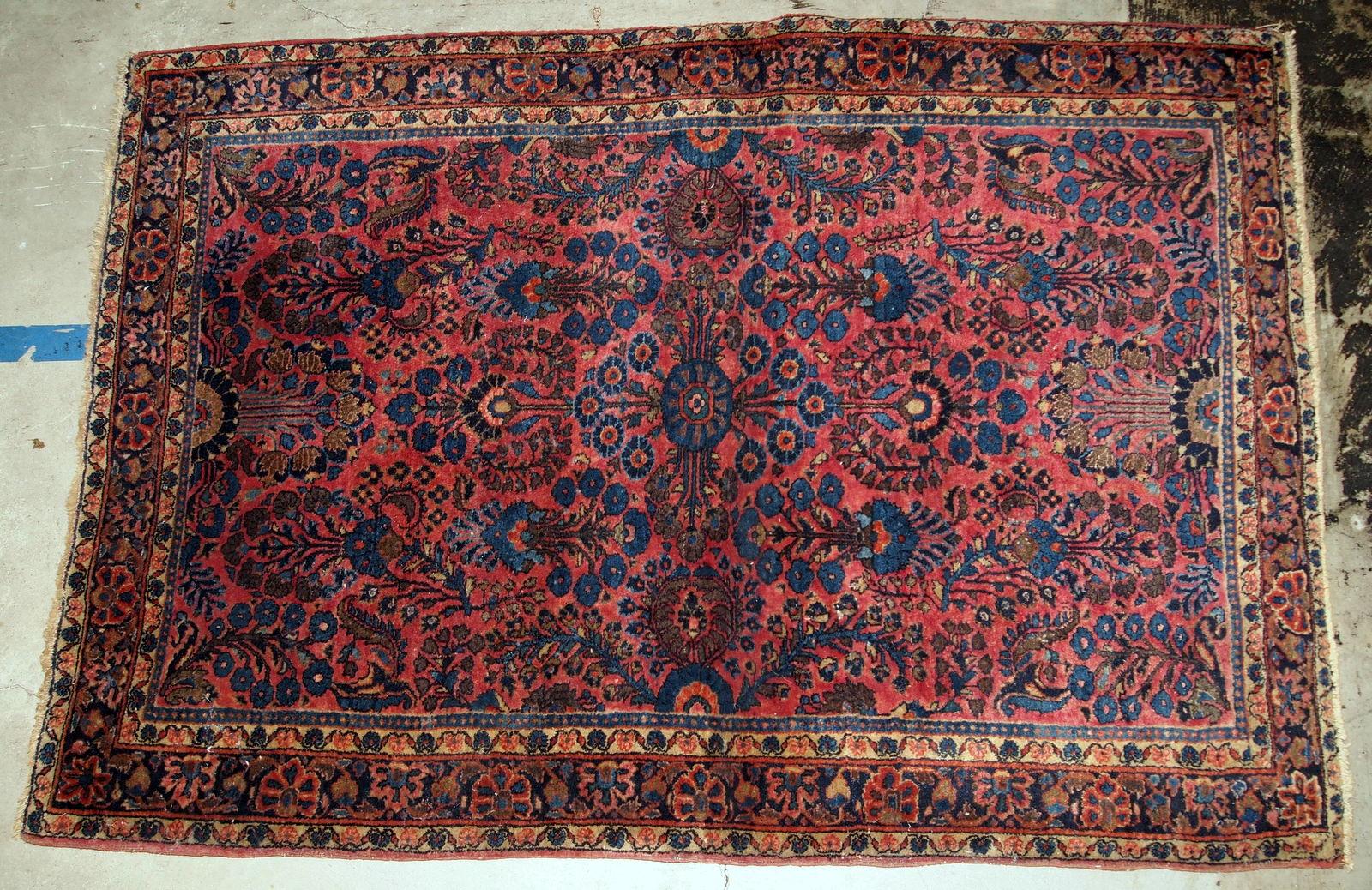 Handmade antique Sarouk rug in bright red and blue shades. The rug is in original good condition from the beginning of 20th century.

?-condition: original good,

-circa: 1910s,

-size: 3.1' x 5.5' (94cm x 167cm),

-material: