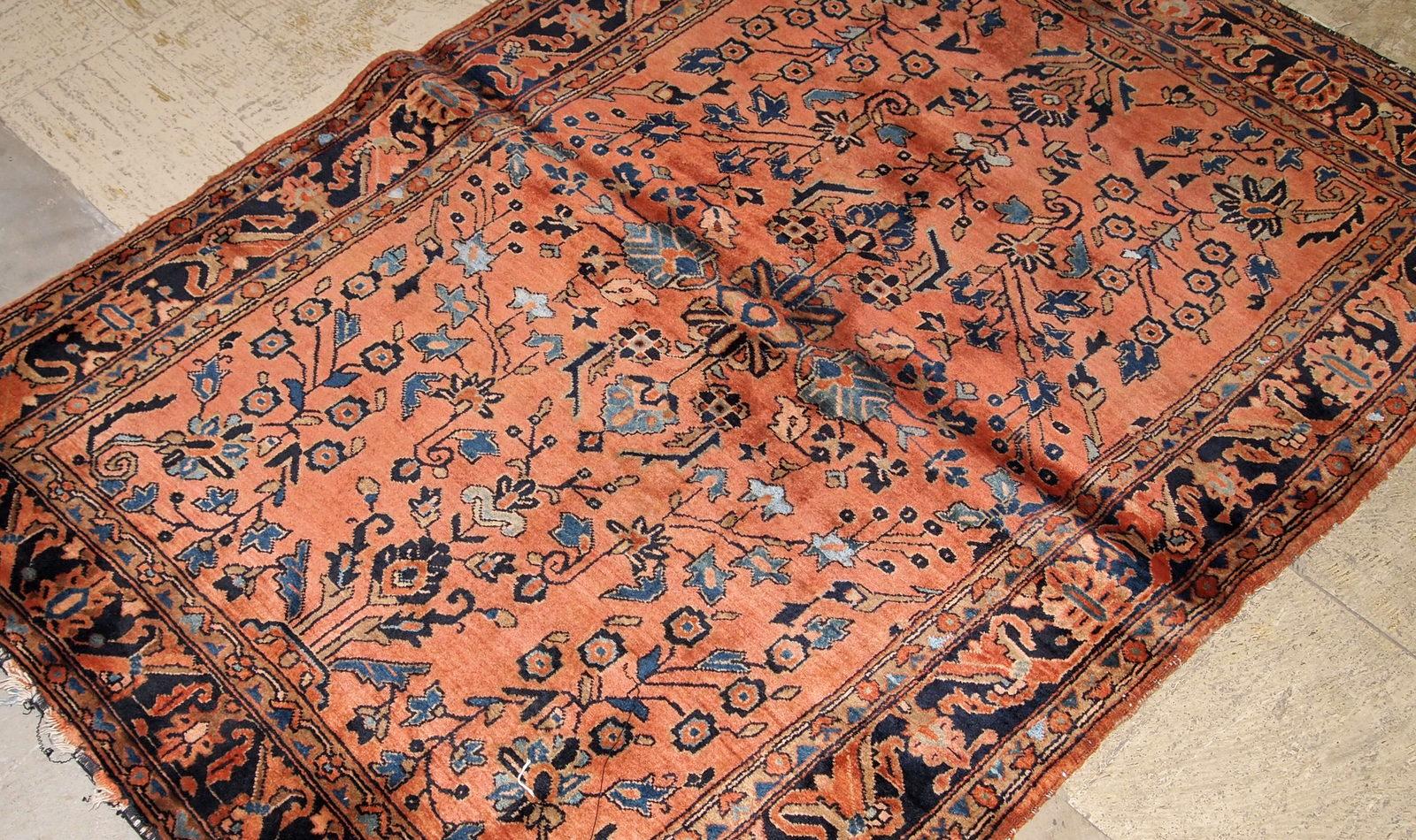 Handmade antique Sarouk rug in original good condition from 1920s. 

-condition: original good,

-circa: 1920s,

-size: 3.2' x 5.1' ( 97cm x 155cm ),

-material: wool,

-country of origin: Middle East,

-style: Sarouk,

-background