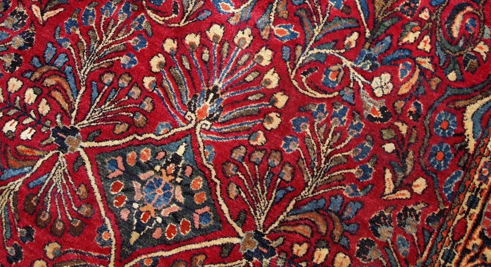 Handmade antique Sarouk rug in bright wool. It has been made in the beginning of 20th century in Middle East region.

-Condition: original good,

circa 1920s,

-Size: 3.6' x 5.3' (109cm x 161cm),

-Material: wool,

-Country of origin: