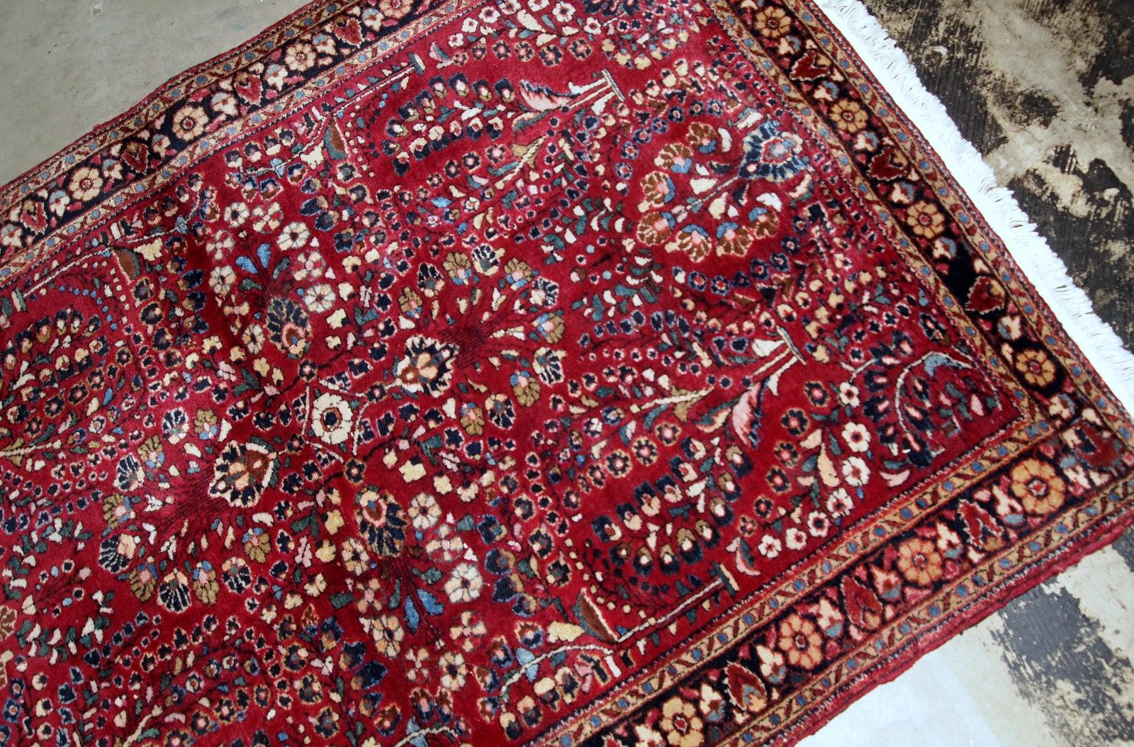 Handgefertigter antiker Sarouk-Teppich in leuchtender roter Farbe. Der Teppich ist in einem guten Originalzustand vom Anfang des 20. Jahrhunderts.

?-Zustand: original gut,

-um: 1920er Jahre,

-größe: 3,2' x 5,3' (97cm x 151cm),

-material: