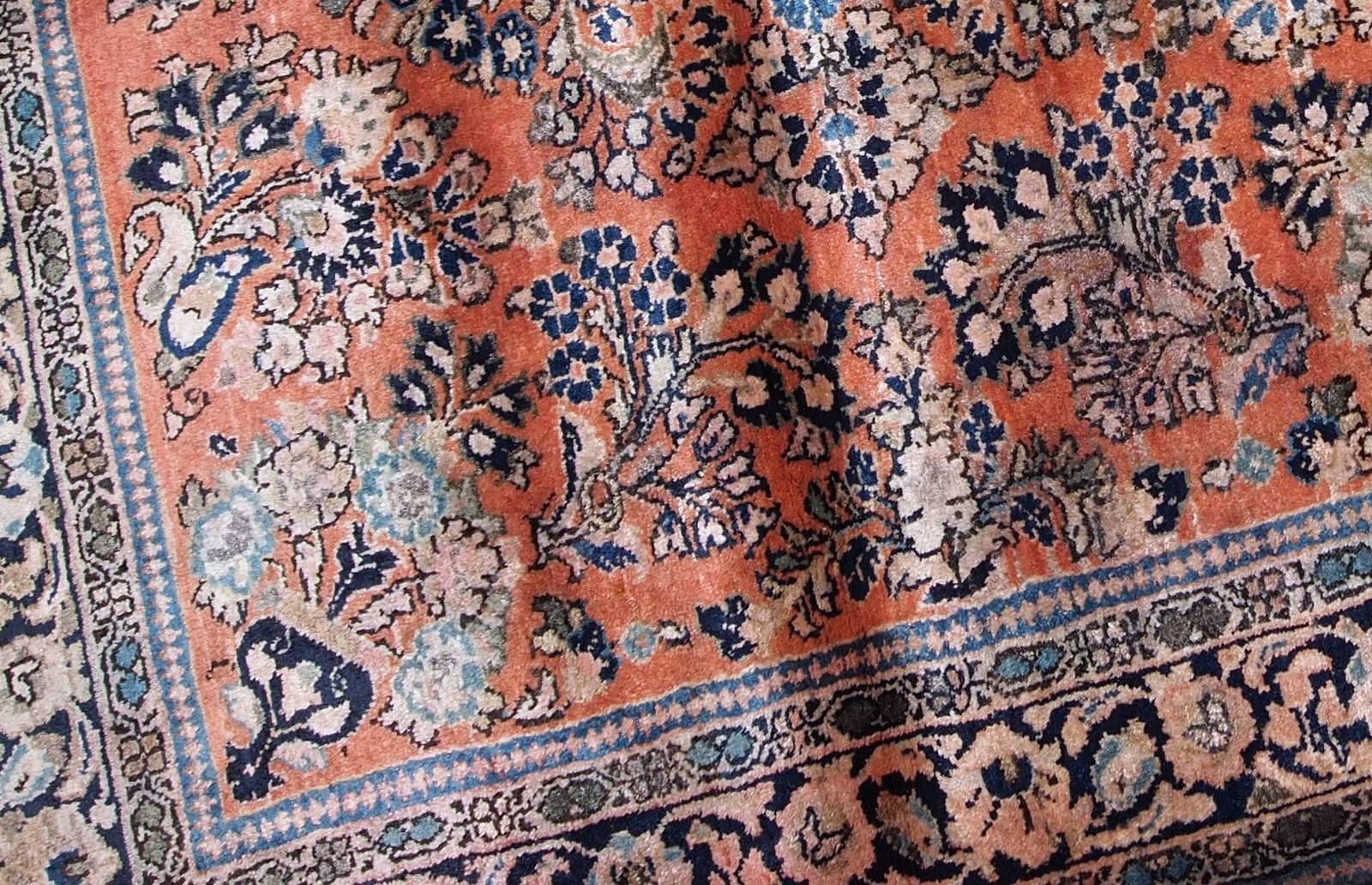 Handgewebter antiker quadratischer Sarouk-Teppich vom Anfang des 20. Jahrhunderts. Der Teppich ist in gutem Originalzustand, mit klassischem Blumenmuster in roten und himmelblauen Farbtönen.

-zustand: original gut,

- um: 1920er