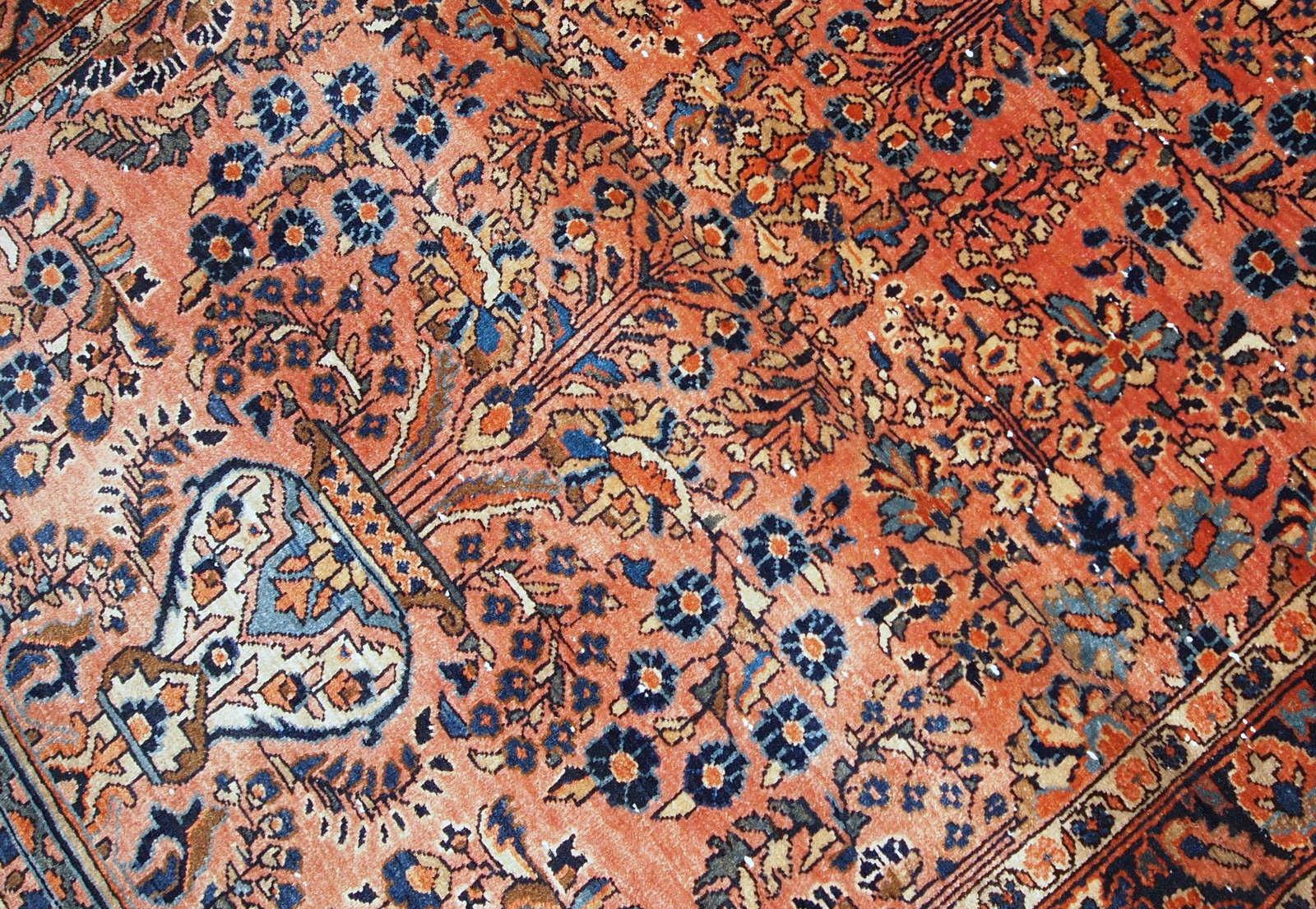 Handgewebter antiker Sarouk-Teppich vom Anfang des 20. Jahrhunderts. Der Teppich ist in einem guten Originalzustand.

-zustand: original gut,

-um: 1920er Jahre,

-größe: 3,6' x 5,4' (109cm x 164cm),

-material: Wolle,

-herkunftsland: