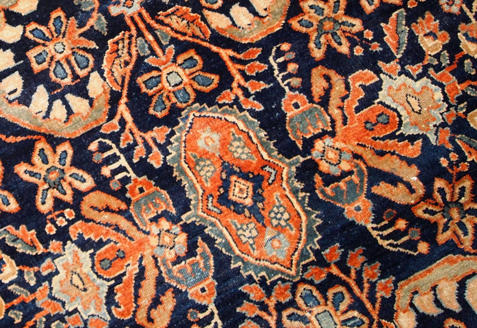 Ancien tapis sarouk tissé à la main de couleur bleu marine. Le tapis est en bon état d'origine, fabriqué au début du 20e siècle.

- État : original bon,

- vers les années 1920.

- Taille : 4,1' x 6,7' (125cm x 204cm),

- Matériau :