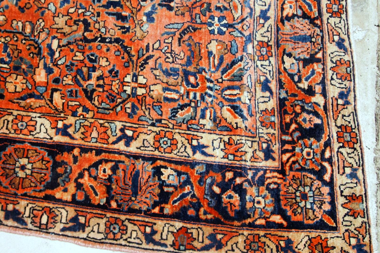Handgefertigter antiker Sarouk-Teppich vom Anfang des 20. Jahrhunderts. Der Teppich ist in gutem Originalzustand und aus roter Wolle.

?-Zustand: original gut,

-ca. 1920er Jahre,

-Größe: 4,1' x 6,7' (125cm x 204cm),

- Material: