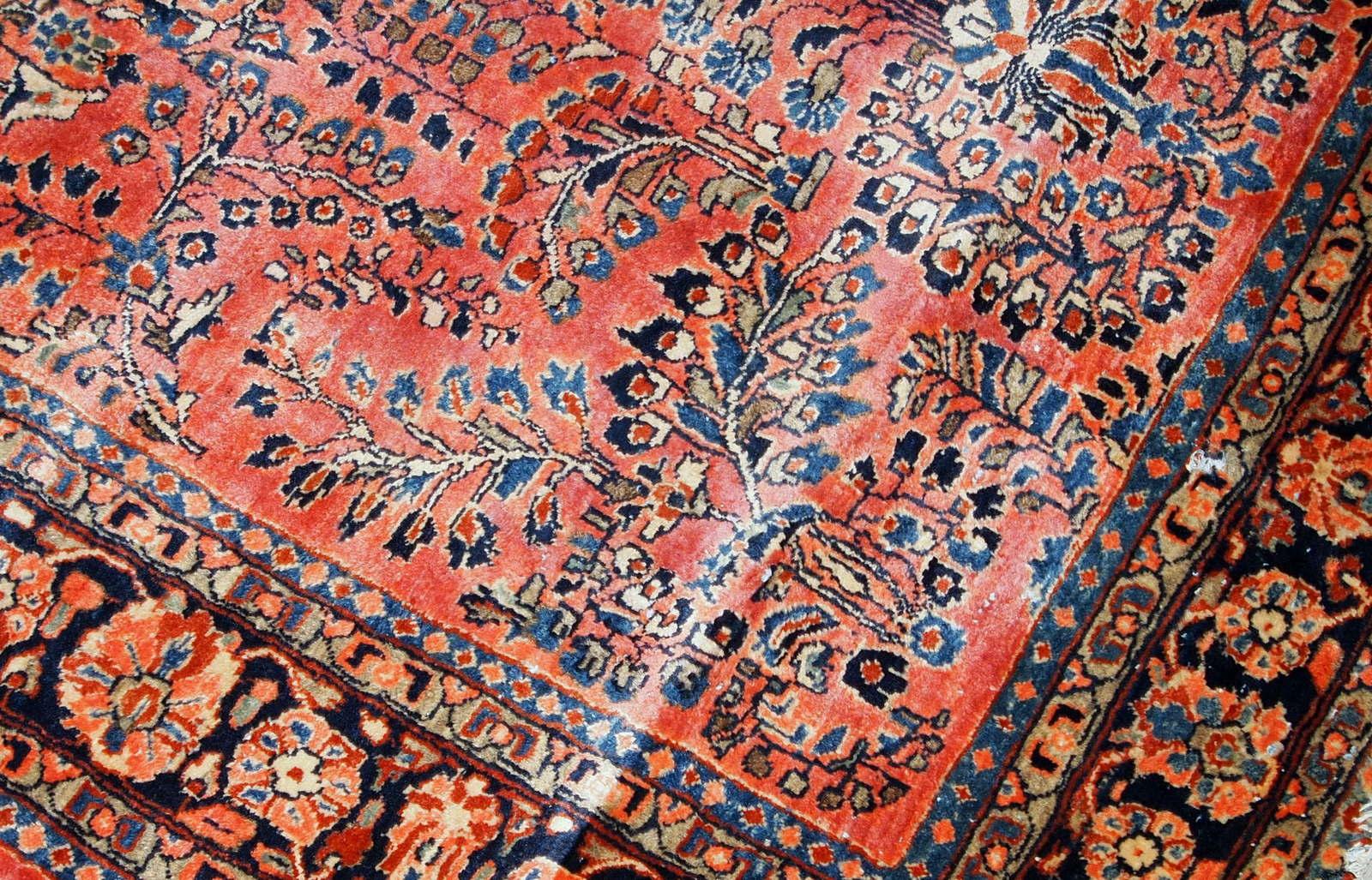 Handmade antique Sarouk rug fin original good condition. The rug has been made in the beginning of 20th century in red wool.

?-Condition: original good,

-circa 1920s,

-Size: 4' x 6.8' (122cm x 207cm),

-Material: wool,

-Country of