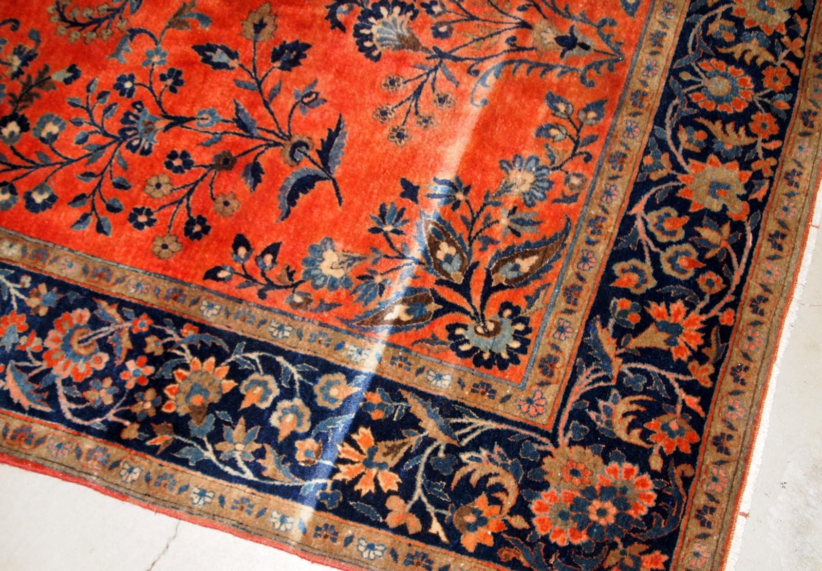 Handgefertigter antiker Sarouk-Teppich in gutem Originalzustand. Der Teppich wurde zu Beginn des 20. Jahrhunderts aus leuchtend roter Wolle hergestellt.

?-Zustand: original gut,

-um: 1920er Jahre,

-größe: 4' x 6.8' (122cm x