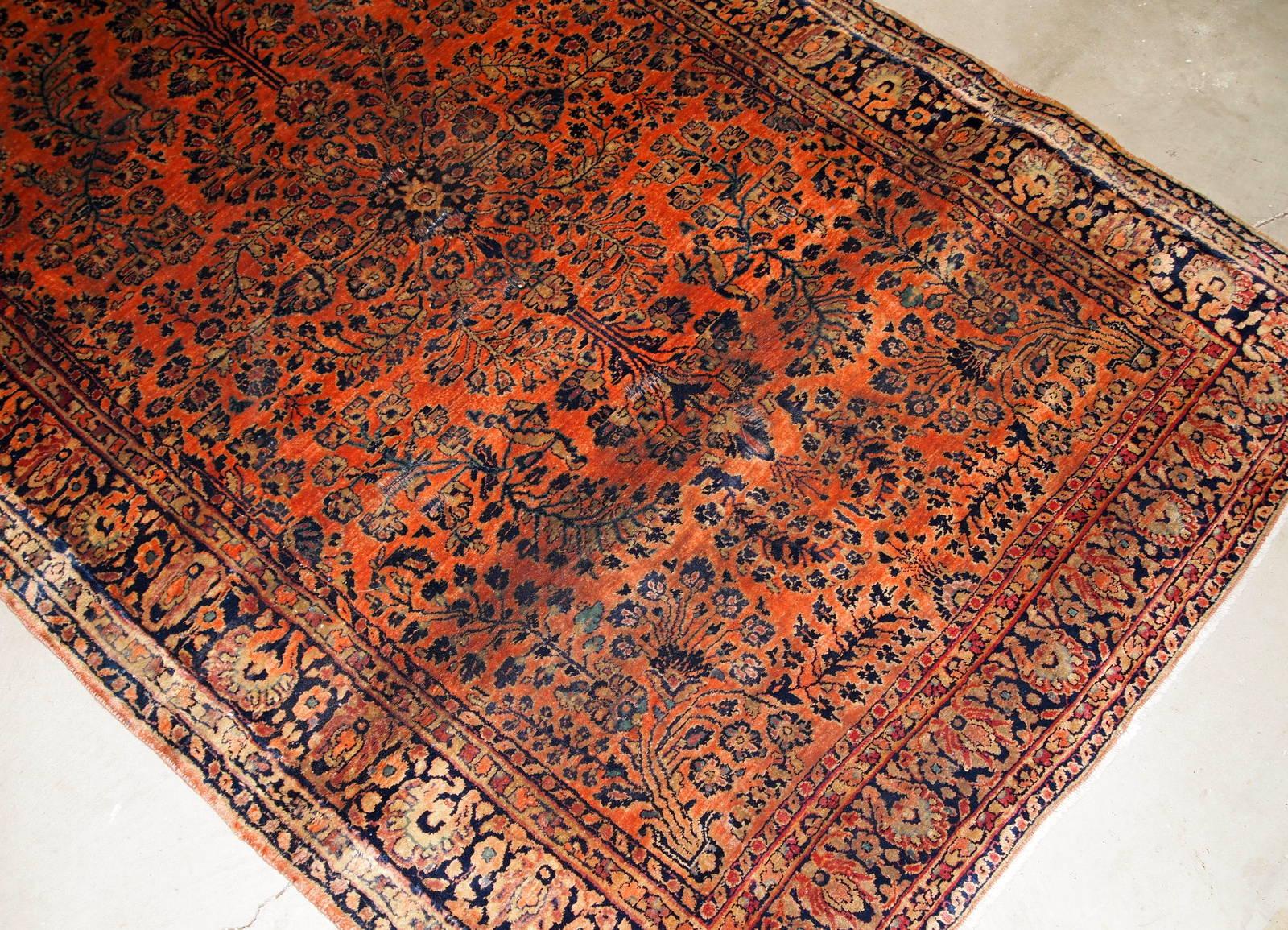 Antique handmade Sarouk style rug in original good condition. The rug is from the beginning of 20th century made in red wool.

-Condition: original good, 

-circa: 1920s,

-Size: 4.1' x 6.4' (125cm x 195cm),

-Material: wool,

-Country of