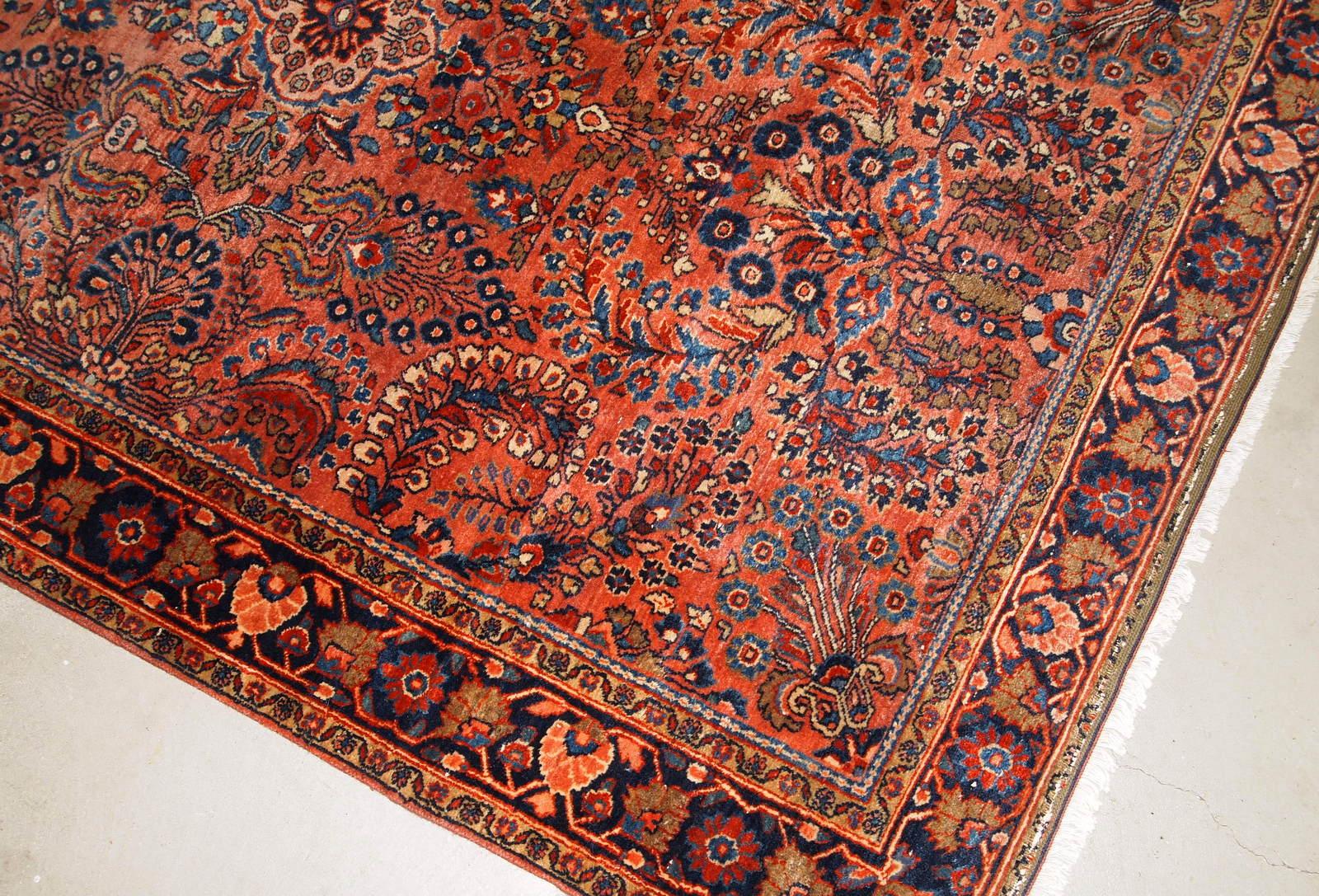 Handgefertigter antiker Sarouk-Teppich in gutem Originalzustand. Der Teppich wurde zu Beginn des 20. Jahrhunderts aus roter Wolle hergestellt.

?-Zustand: original gut,

-um: 1920er Jahre,

-Größe: 4,1' x 6,5' (125cm x 198cm),

-Material: