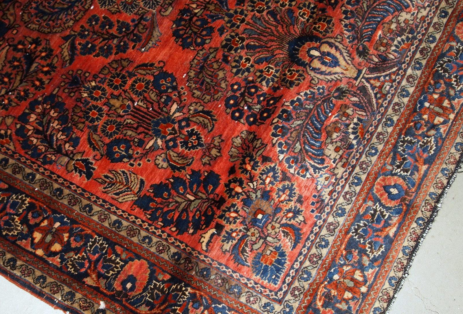 Tapis sarouk ancien fait à la main en bon état d'origine. Le tapis a été fabriqué au début du 20e siècle en laine rouge.

?-Condition : original bon,

-vers les années 1920,

-Taille : 4' x 6.4' (122 cm x 195 cm),

-Matériau :