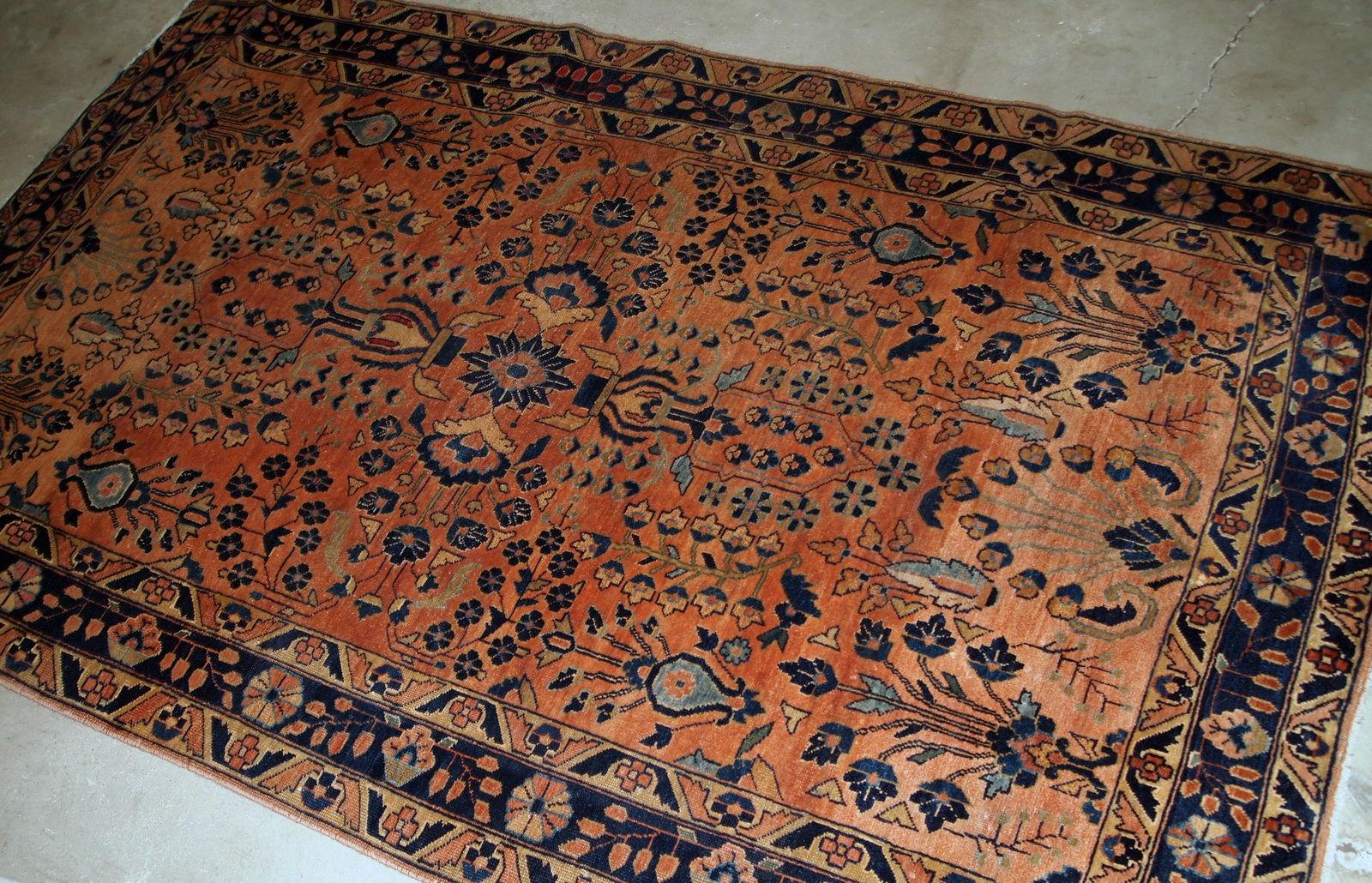 Handgefertigter antiker Sarouk-Teppich in gutem Originalzustand. Der Teppich wurde zu Beginn des 20. Jahrhunderts aus roter Wolle hergestellt.

?-Zustand: original gut,

-um: 1920er Jahre,

-größe: 4' x 6.4' (125cm x 195cm),

-material: