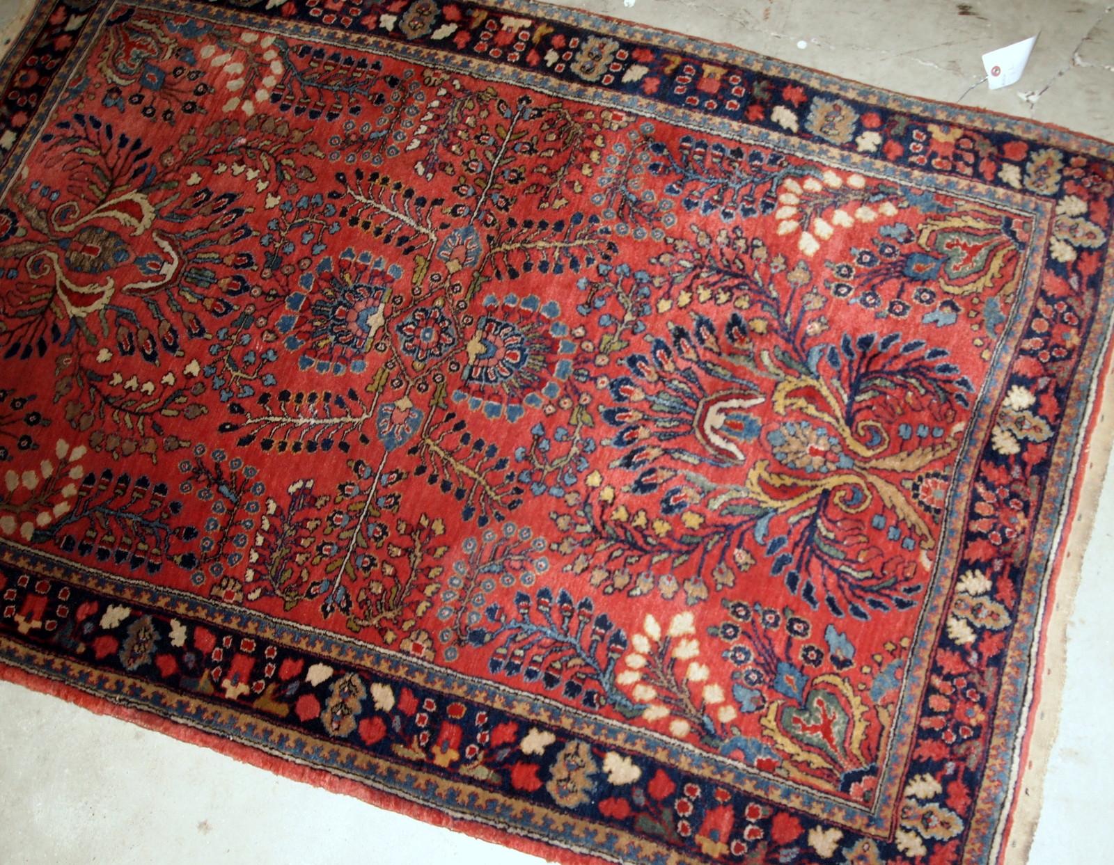 Handmade antique Sarouk rug in red color. The rug is from the beginning of 20th century in original good condition.

?-condition: Original good,

-circa 1920s,

-Size: 3.10' x 5.3' (119 cm x 161 cm),

-Material: Wool,

-Country of origin: