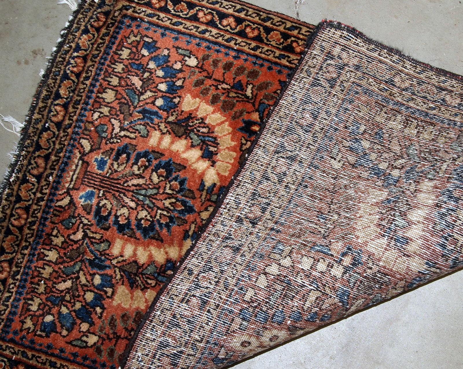 Handgefertigter antiker Teppich im Sarouk-Stil in gutem Originalzustand. Der Teppich stammt aus dem Anfang des 20. Jahrhunderts und ist in traditionellem Design gehalten.

?-Zustand: Original gut,

-ca. 1920er Jahre,

-Größe: 2,1' x 3,2' (64cm