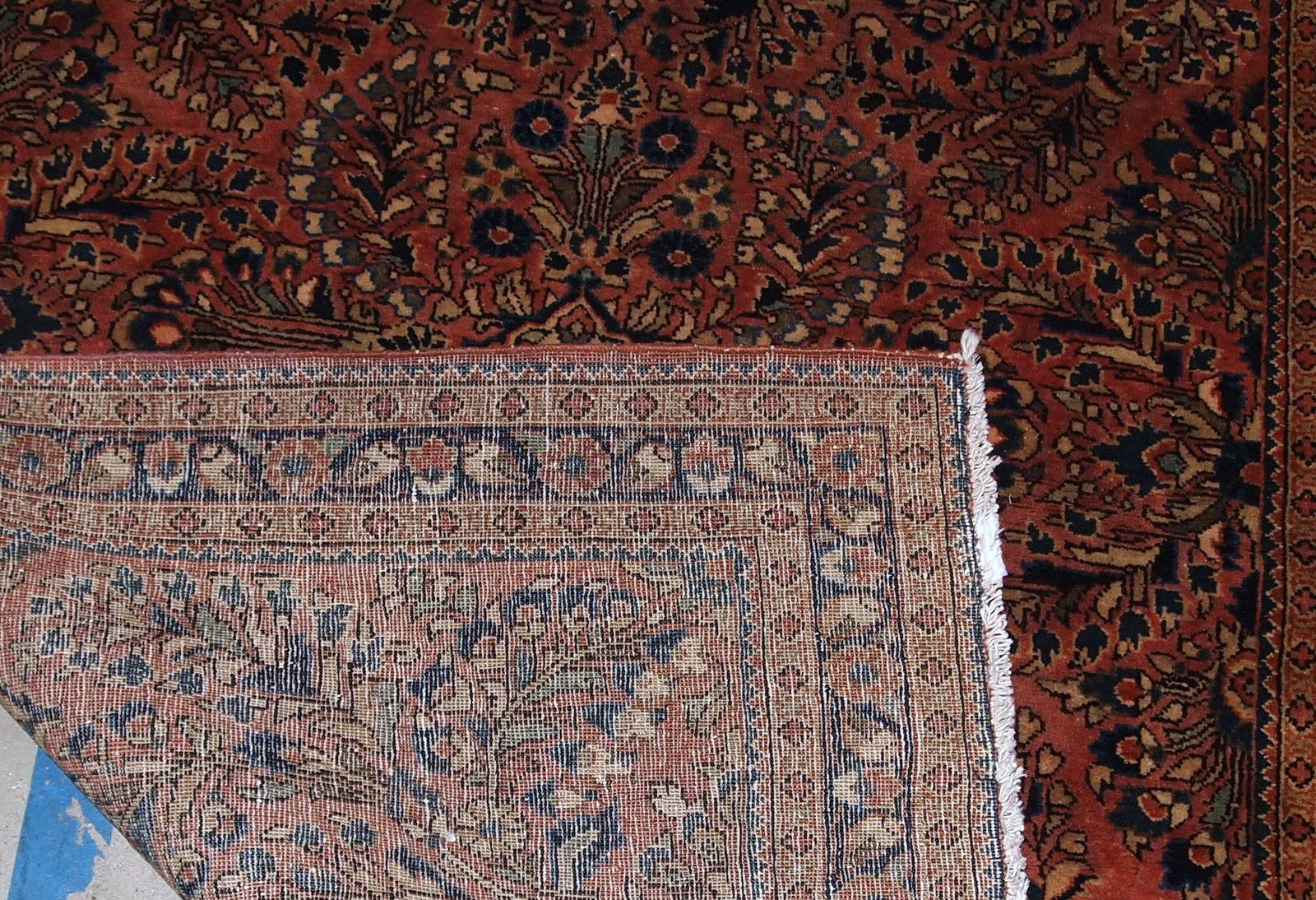 Handmade antique Sarouk style rug in original good condition. The rug is from the beginning of 20th century made in Traditional design.

- Condition: Original good,

- circa 1920s,

- Size: 3.9' x 5.3' (119cm x 161cm),

- Material: