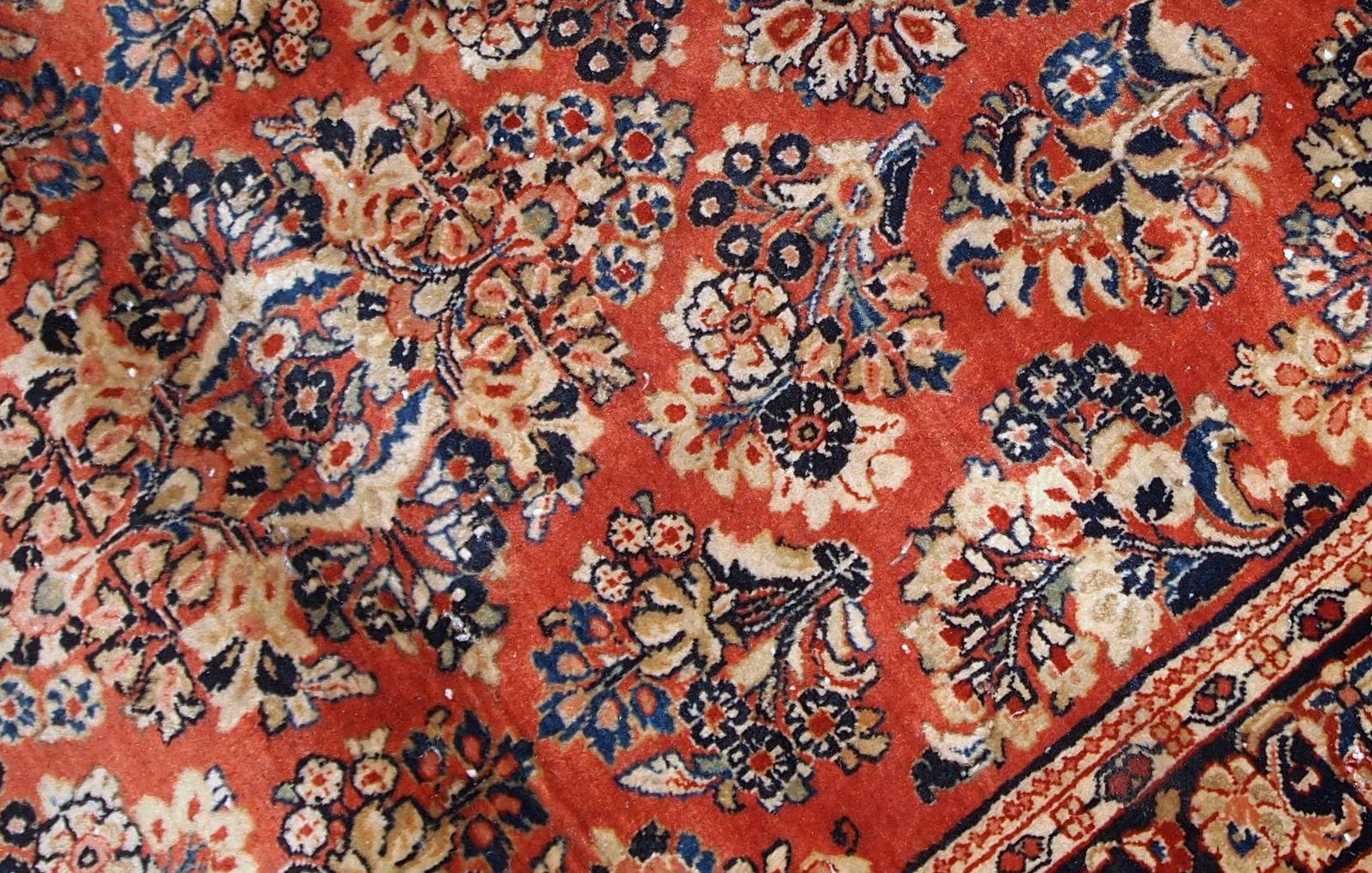 Handgefertigter antiker Teppich im Sarouk-Stil in gutem Originalzustand. Der Teppich stammt aus dem Anfang des 20. Jahrhunderts und ist mit einem traditionellen Blumenmuster versehen.

- Zustand: original gut,

- ca. 1920er Jahre,

- Größe: