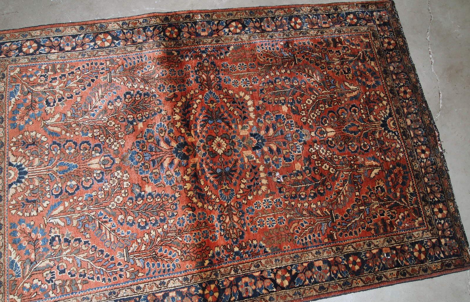 Tappeto antico in stile Sarouk fatto a mano in buone condizioni originali. Il tappeto risale all'inizio del XX secolo ed è realizzato in lana rossa.

- Condizioni: originale buono,

- circa anni '20,

- Dimensioni: 3,4' x 5,5' (103 cm x 167
