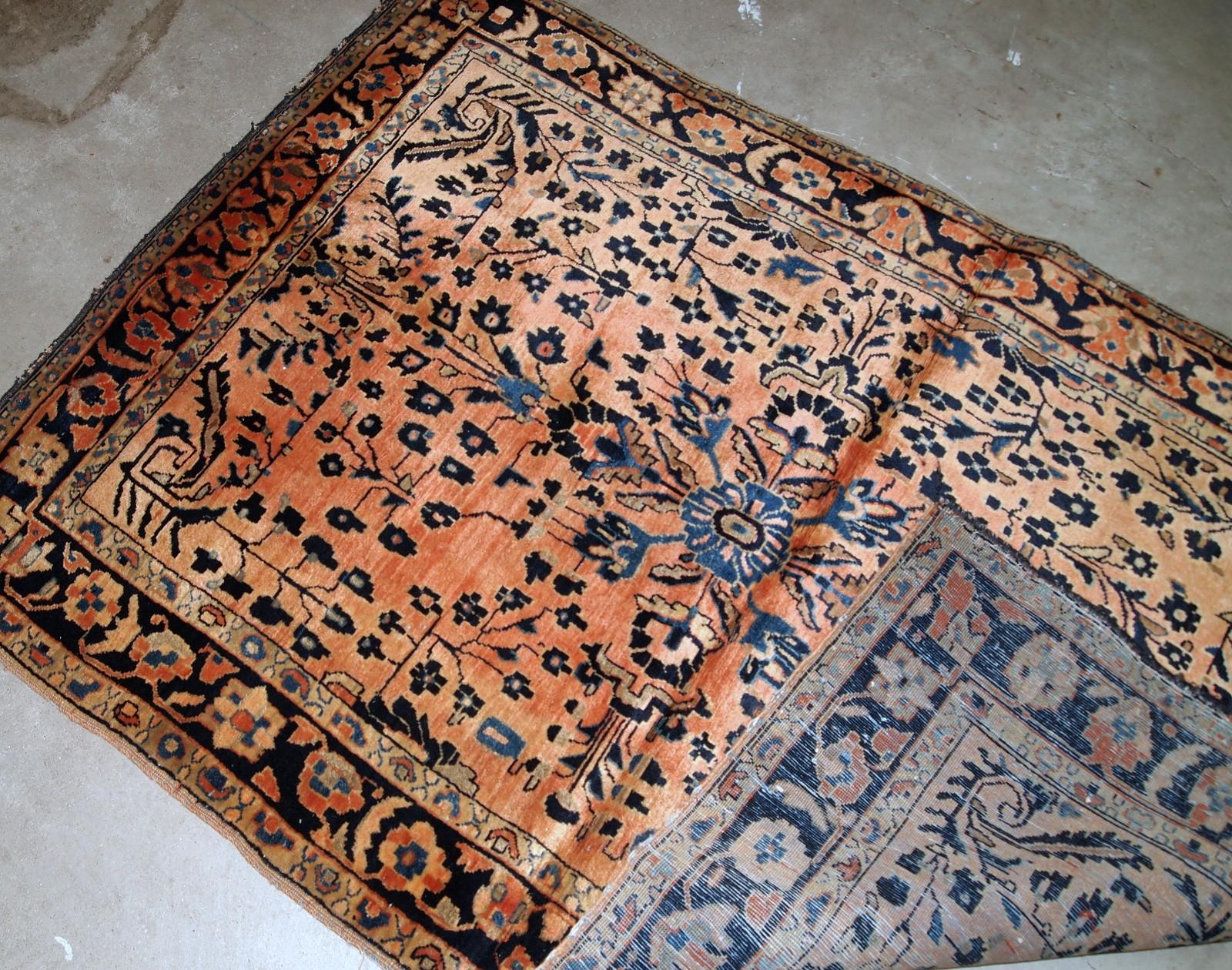 Tapis ancien de style sarouk, fait à la main, en bon état d'origine. Le tapis date du début du 20e siècle et est fabriqué en laine rouge pâle.

- État : original bon,

- vers les années 1920,

-Taille : 3,3' x 5,2' (100cm x