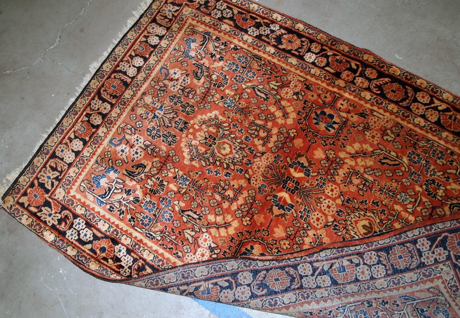 Tappeto antico in stile Sarouk fatto a mano in buone condizioni originali. Il tappeto risale all'inizio del XX secolo ed è realizzato in lana rossa.

- Condizioni: Originale buono,

- circa anni '20,

- Dimensioni: 3,3' x 5,3' (100 cm x 161
