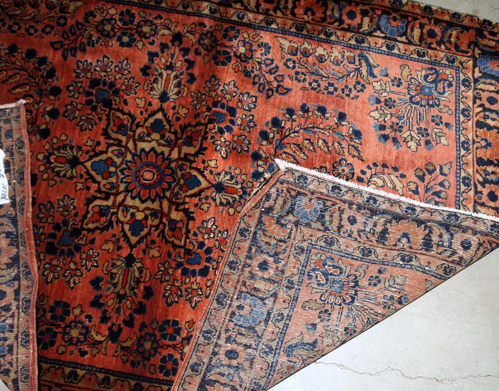 Tapis ancien de style sarouk, fait à la main, en bon état d'origine. Le tapis date du début du 20e siècle et est fabriqué en laine rouge.

-Condition : Original bon,

-vers les années 1920,

-Taille : 3,3' x 5,5' (100cm x 167cm),

-Matériau