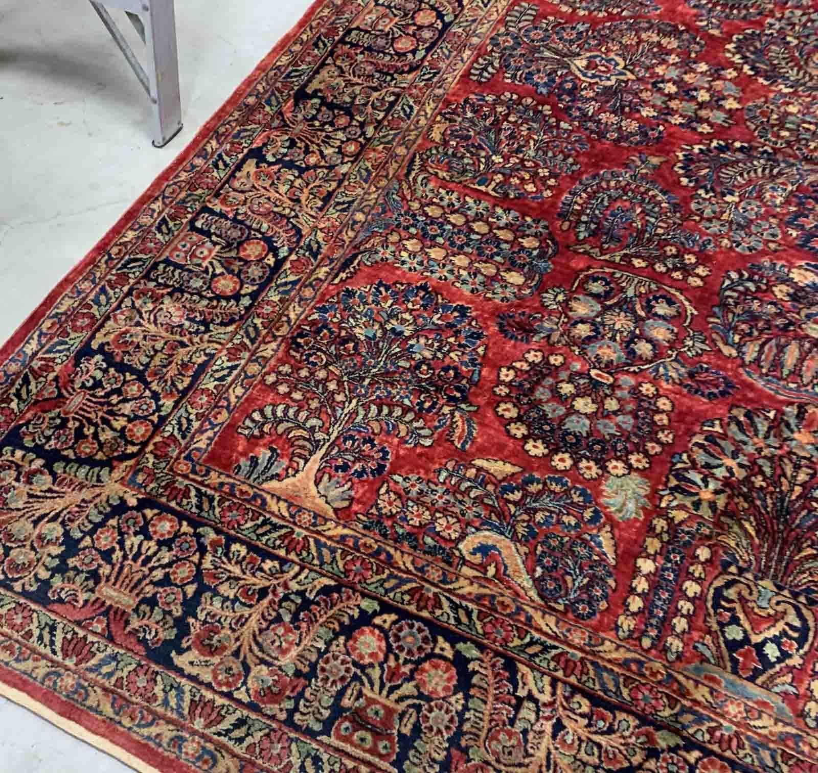 Handmade antique Muiddle Eastern rug in traditional floral design. The rug is from the beginning of 20th century in original good condition.

-condition: original good,

-circa: 1920s,

-size: 9.1' x 11.6' (277cm x 353cm),
?
-material: