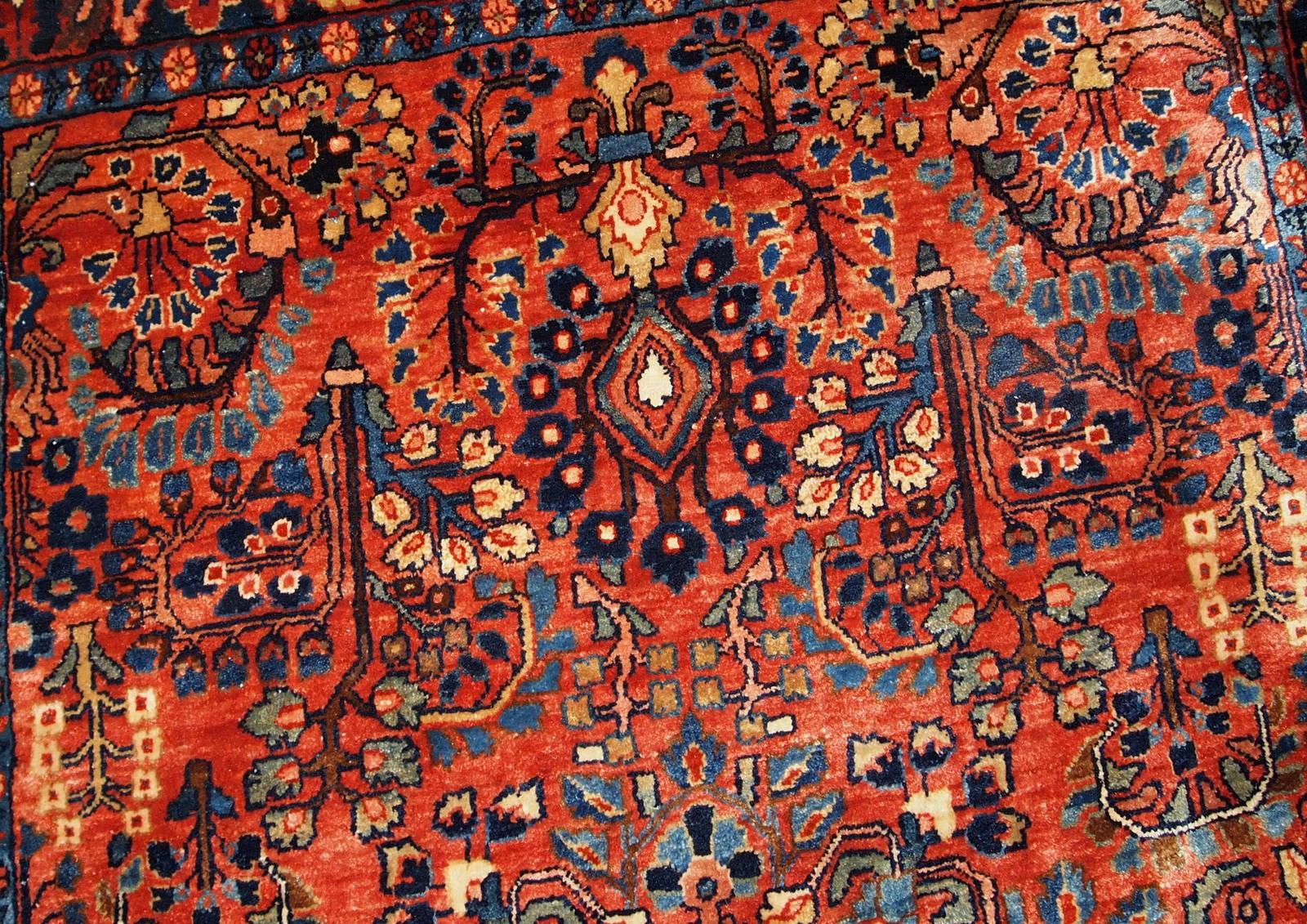 This antique Sarouk rug made in the beginning of 20th century in red wool. The rug is in original good condition.

