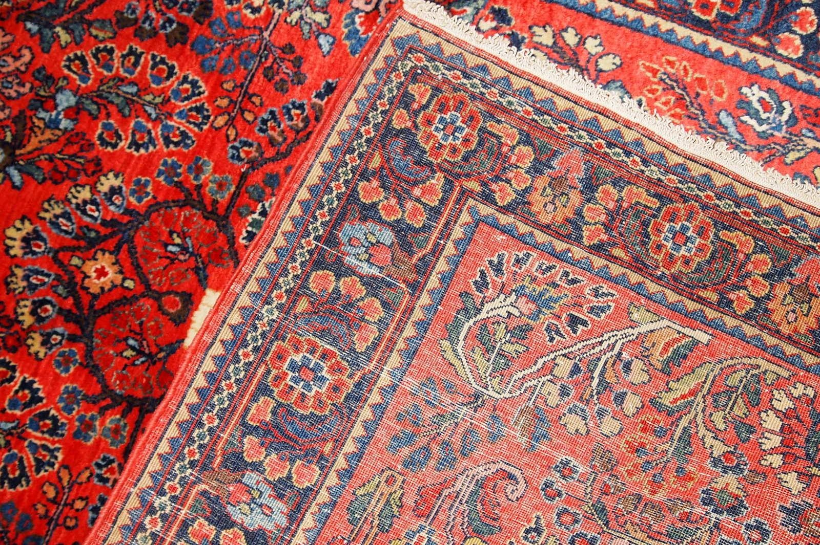 Antique handmade Sarouk style rug in red color. The rug is in original good condition from the beginning of 20th century.

   