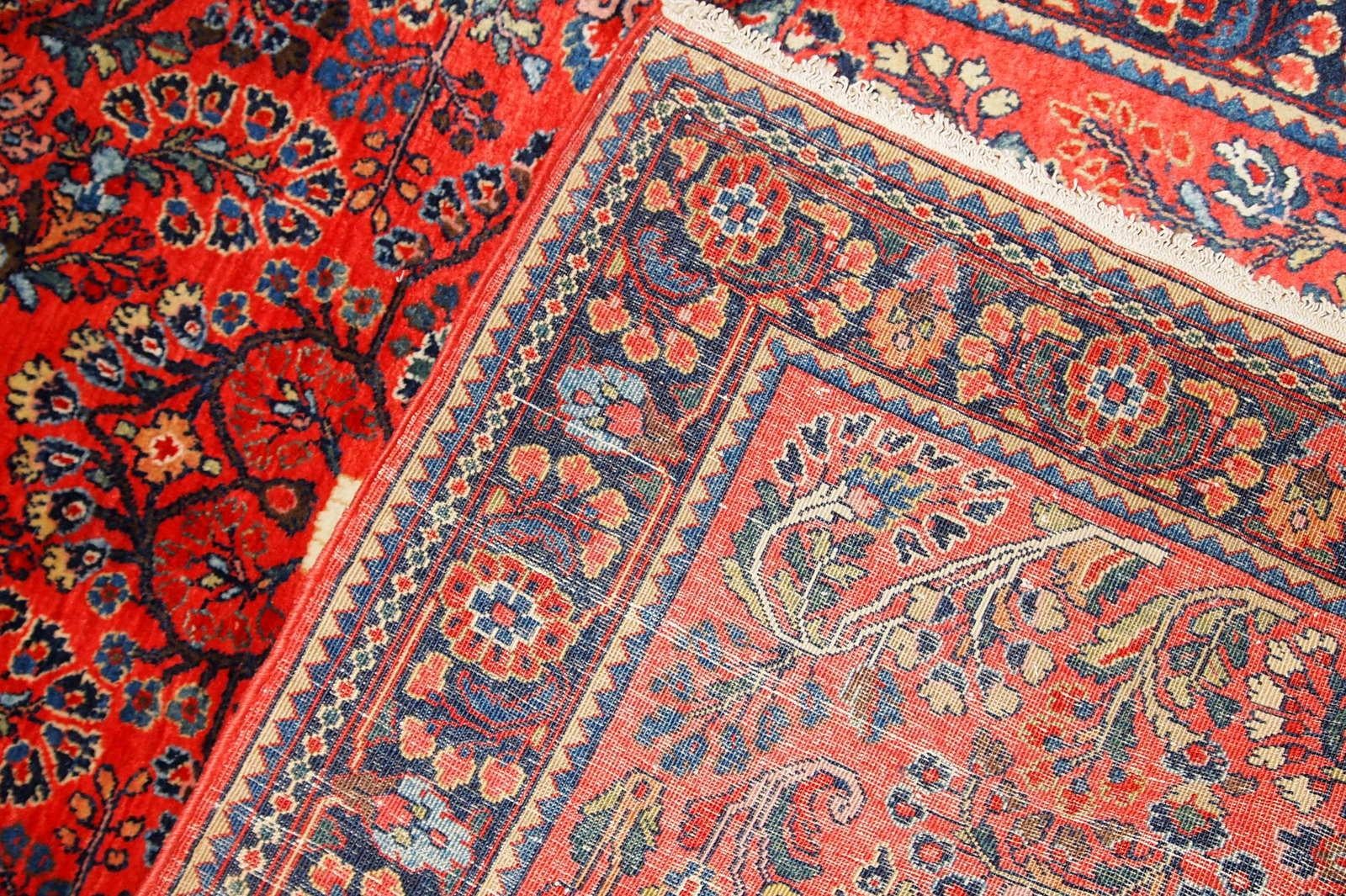 Ancien tapis de style sarouk fait à la main, de couleur rouge. Le tapis est en bon état d'origine et date du début du 20e siècle.

   