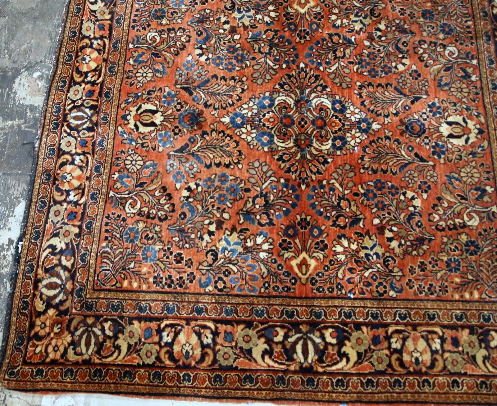 Handmade Antique Sarouk Style Square Rug, 1920s, 1B723 In Good Condition For Sale In Bordeaux, FR