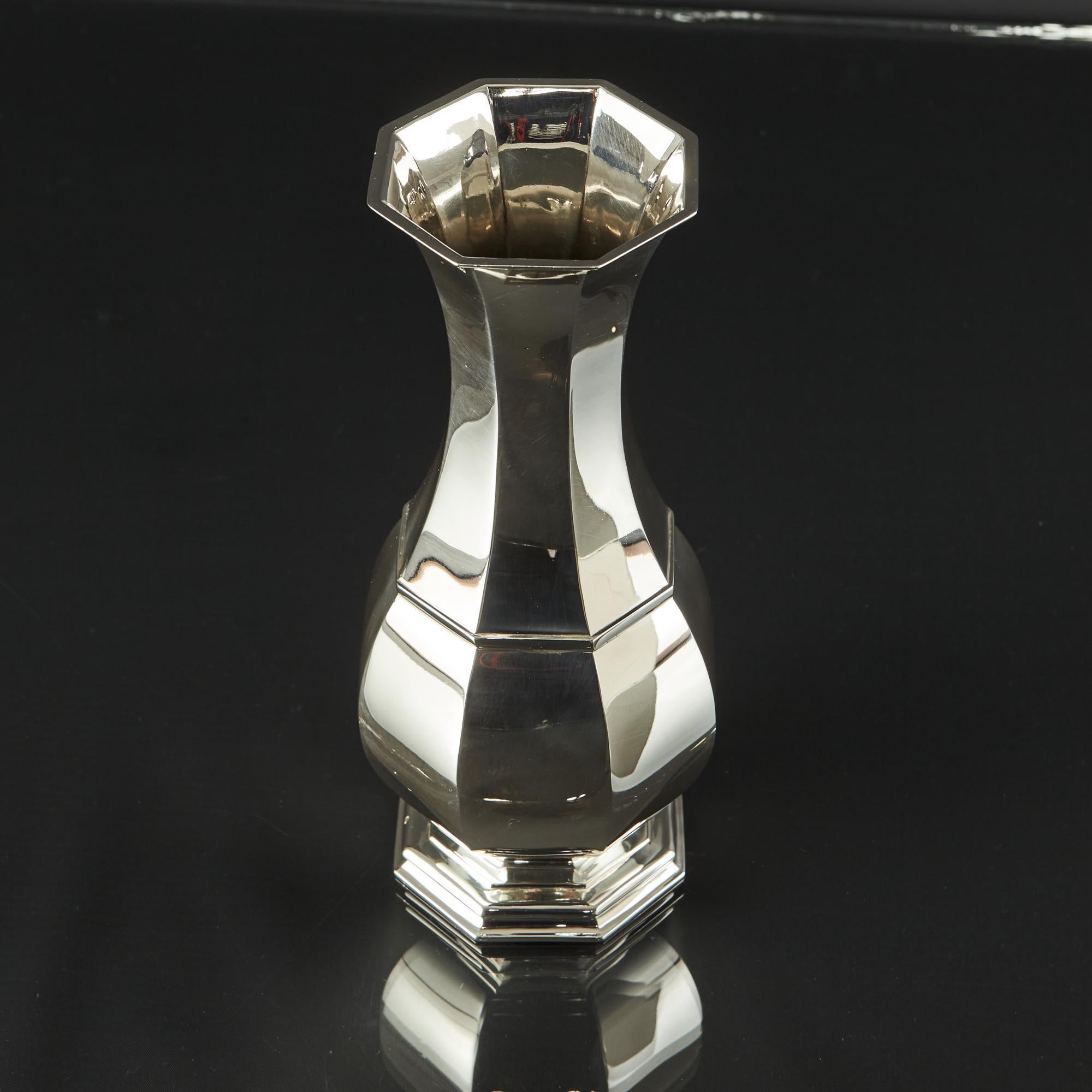 An early 20th century handmade silver vase of octagonal and bellied form. In a timeless design, this simple but elegant vase sits on a cast octagonal base and an applied moulded girdle surrounds the upper section.

Additional information:
Weight: