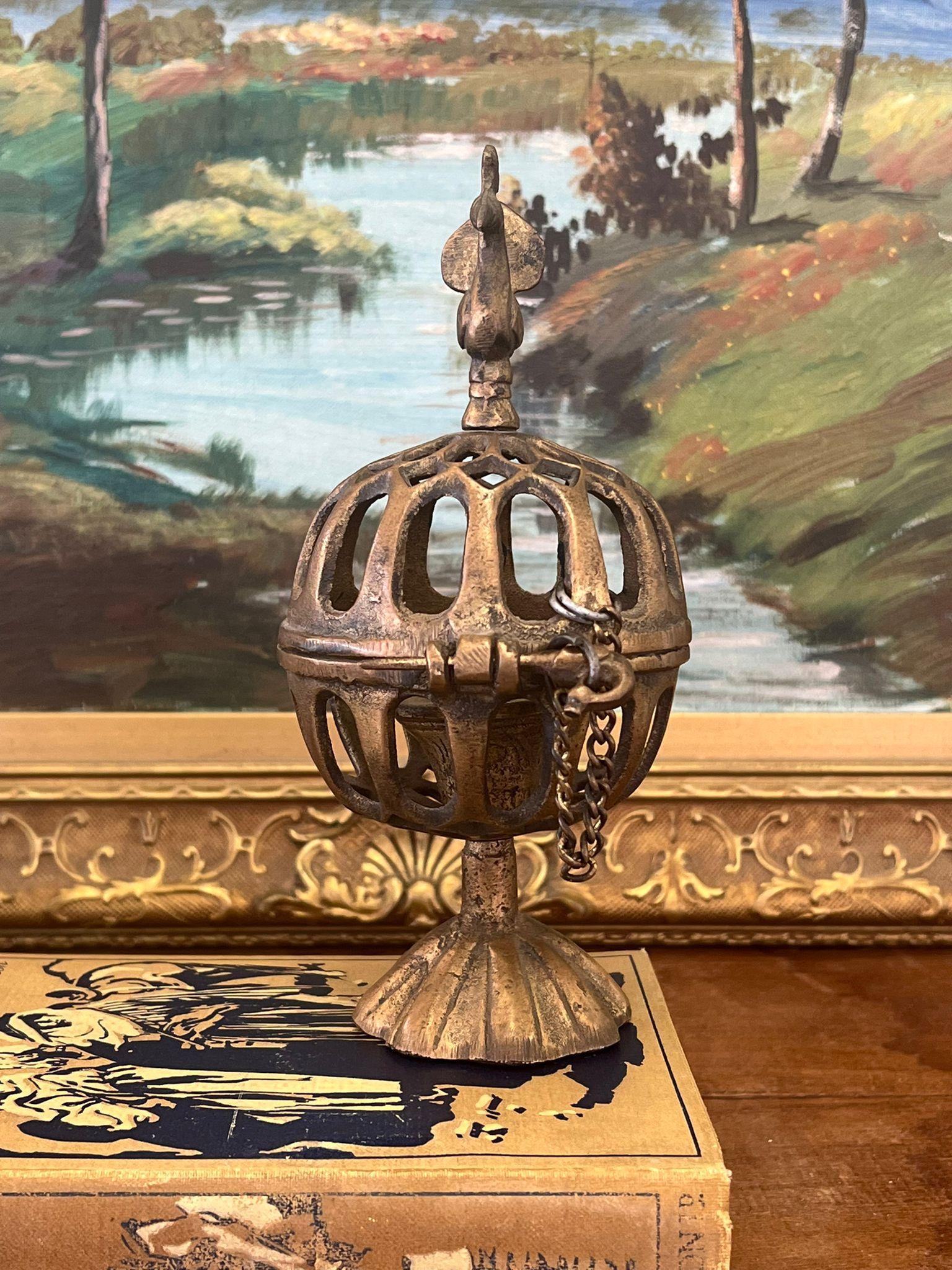 Porte-bougies à thé en laiton, fait à la main, de style antique, éventuellement décoré. Bon état - En vente à Seattle, WA