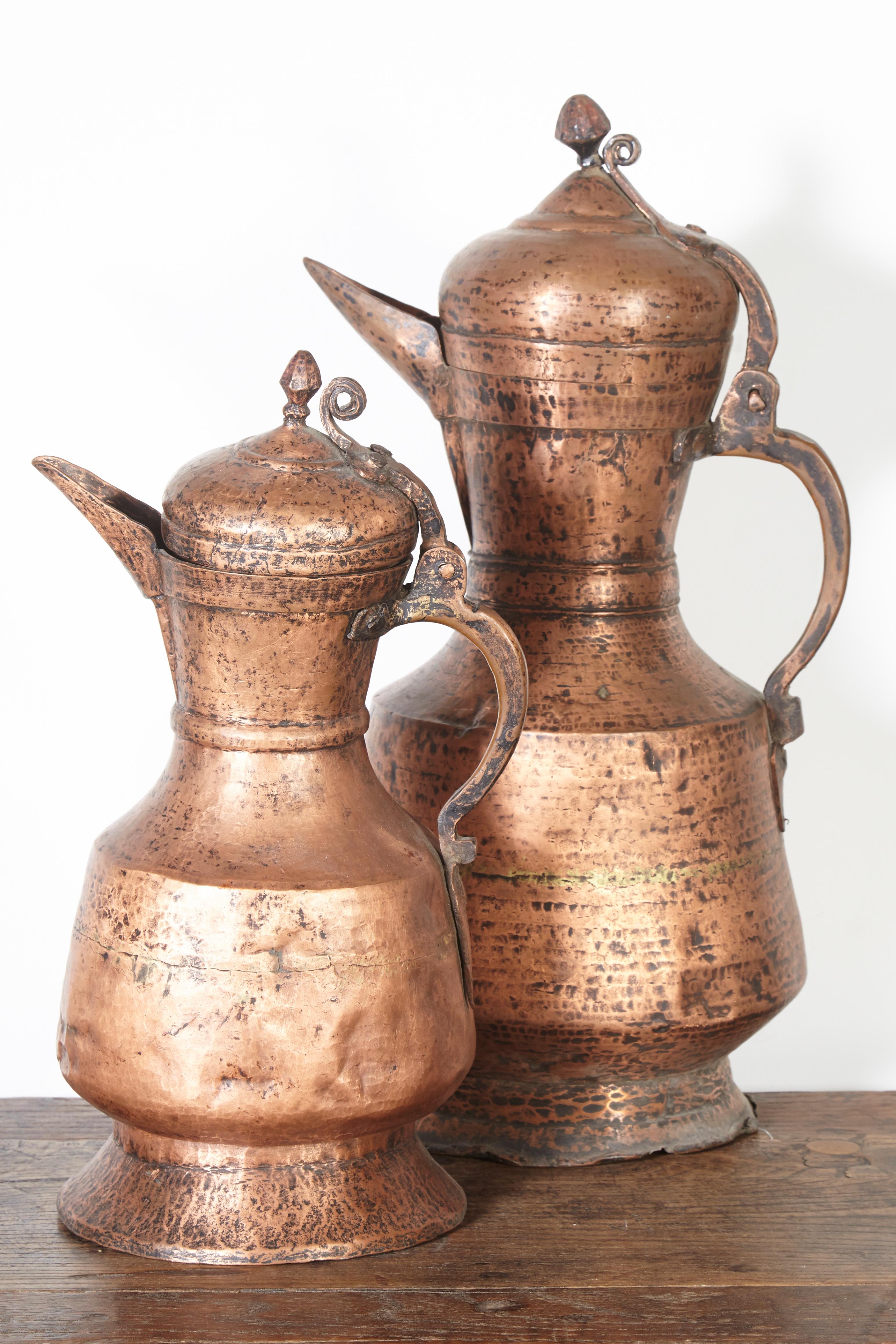 Deux grandes cruches d'eau cérémonielles en cuivre, étonnantes et magnifiquement fabriquées, provenant du Tibet.
La belle patine bien usée témoigne d'années d'utilisation amoureuse et spirituelle.
Évalué et vendu à l'unité.
Dimensions :
Grand :