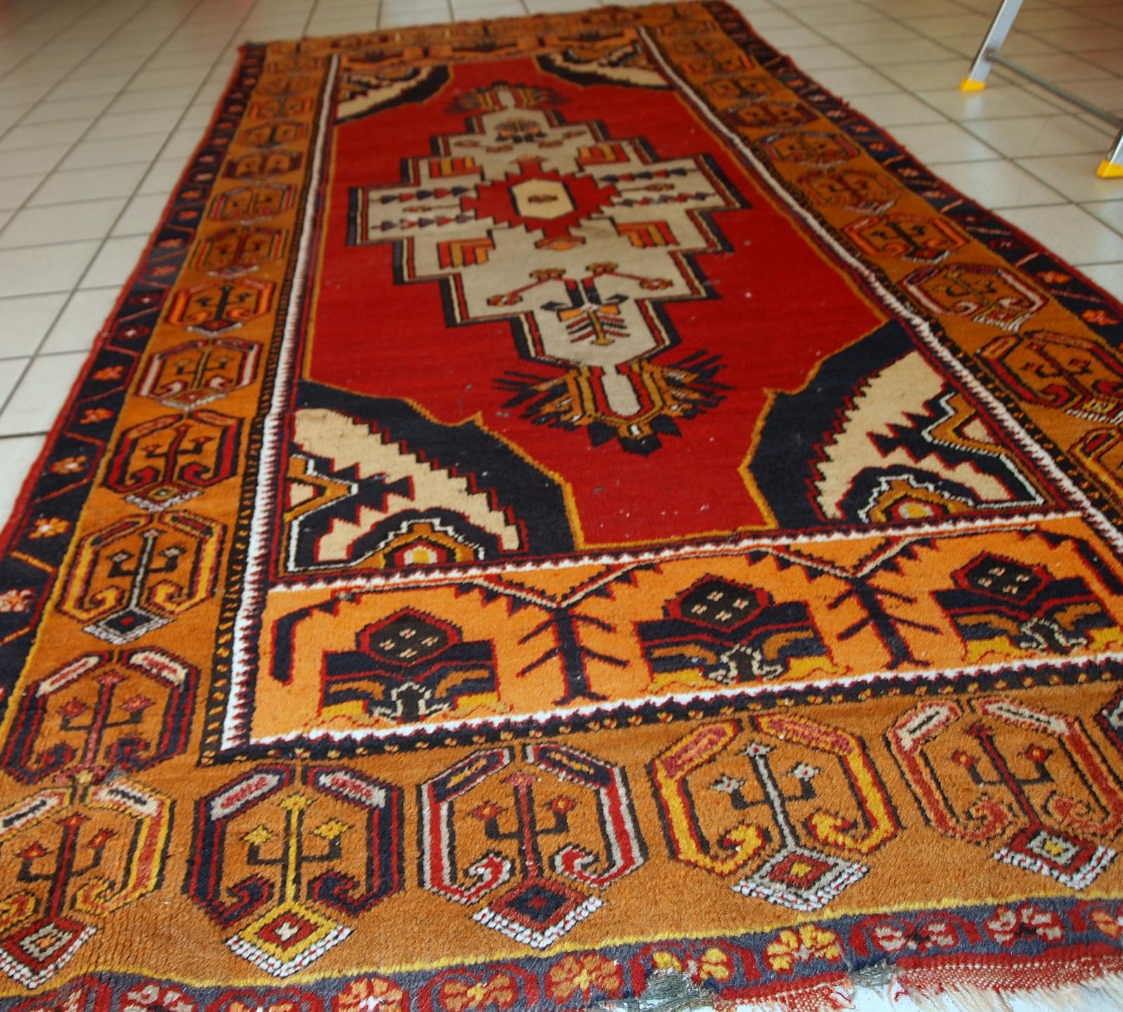 Antiker türkischer Anatolien-Teppich in beschädigtem Zustand. Der Teppich ist im traditionellen anatolischen Design in Rot, Gelb, Marineblau und Grautönen gehalten. der Teppich wurde Anfang des 20. Jahrhunderts hergestellt.

-zustand: