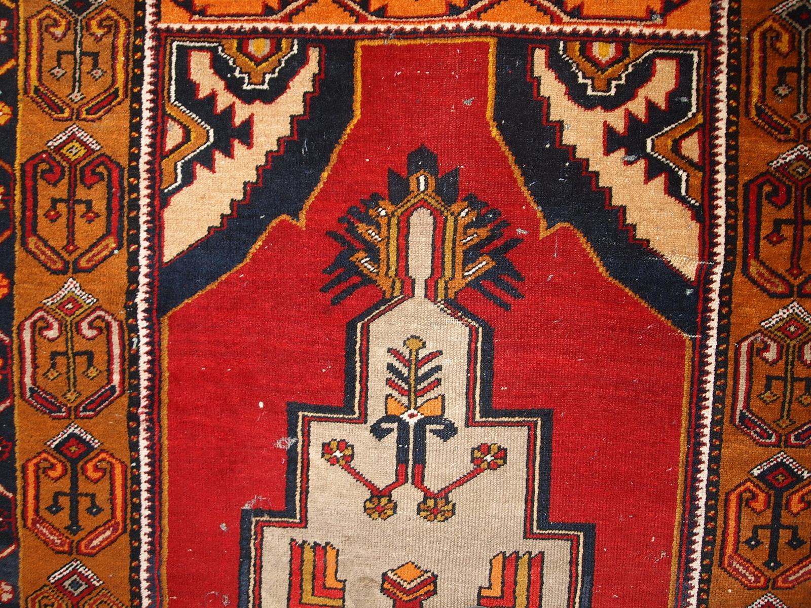 Handgefertigter antiker türkischer anatolischer Teppich, 1920er Jahre, 1C728 im Zustand „Starke Gebrauchsspuren“ im Angebot in Bordeaux, FR
