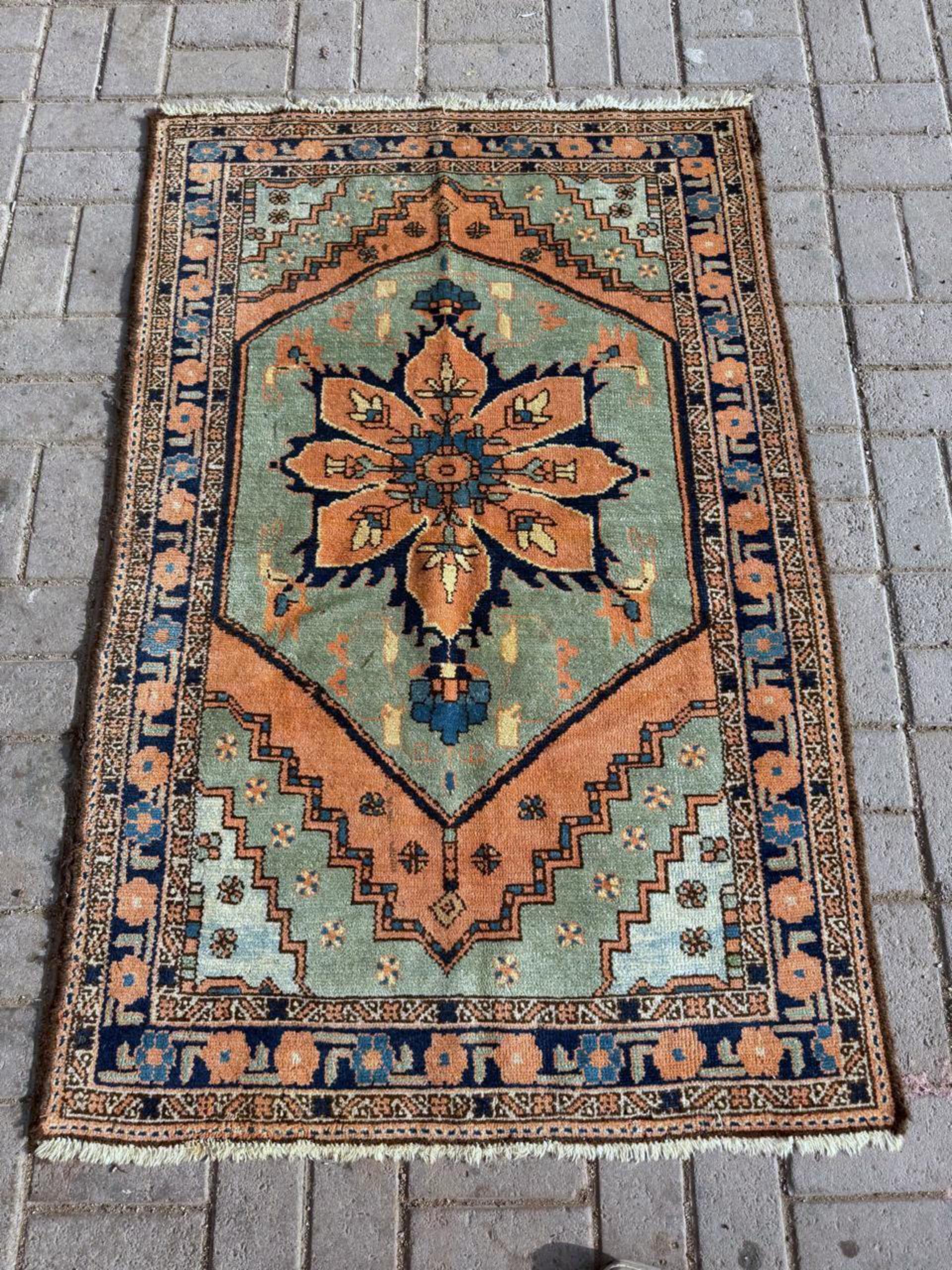 Handgefertigter antiker türkischer anatolischer Teppich 3' x 4,8', 1920er Jahre - 2B103 (Handgekn�üpft) im Angebot