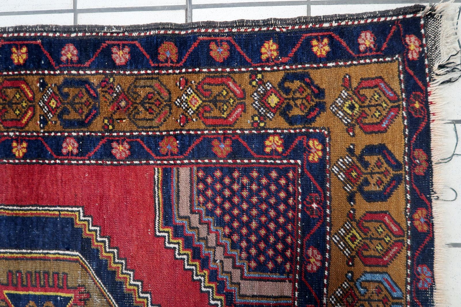 Handgefertigter antiker türkischer Anatolien-Teppich:

Abmessungen: Dieser sorgfältig gefertigte Teppich misst 3,7' x 7,1' (115cm x 218cm), was ihn zu einem großen Stück für größere Räume macht.
Kunstfertigkeit: Dieser aus den 1920er Jahren