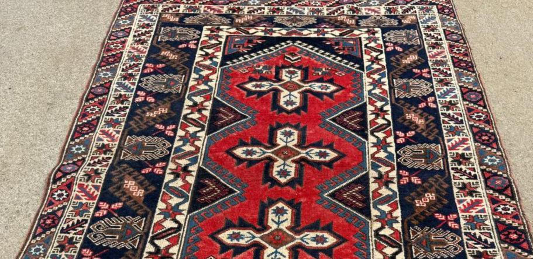 Ancien tapis turc Bergama, années 1930  Tapis tribal rouge, marine et beige

Plongez dans l'art authentique de l'Anatolie avec cet exceptionnel tapis turc ancien de Bergama, noué à la main vers les années 1930. Les tapis de Bergama, originaires de