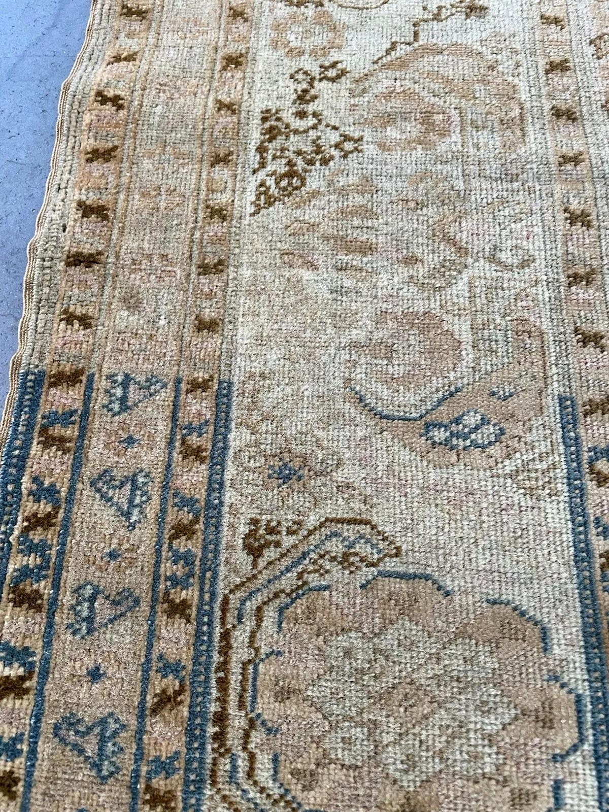 Ancien tapis de prière turc Ghurdes, Circa 1880s
Il s'agit d'un magnifique tapis de prière Ghurdes turc ancien, noué à la main en laine douce dans les années 1880. Cette pièce est un merveilleux exemple de tissage anatolien classique et un