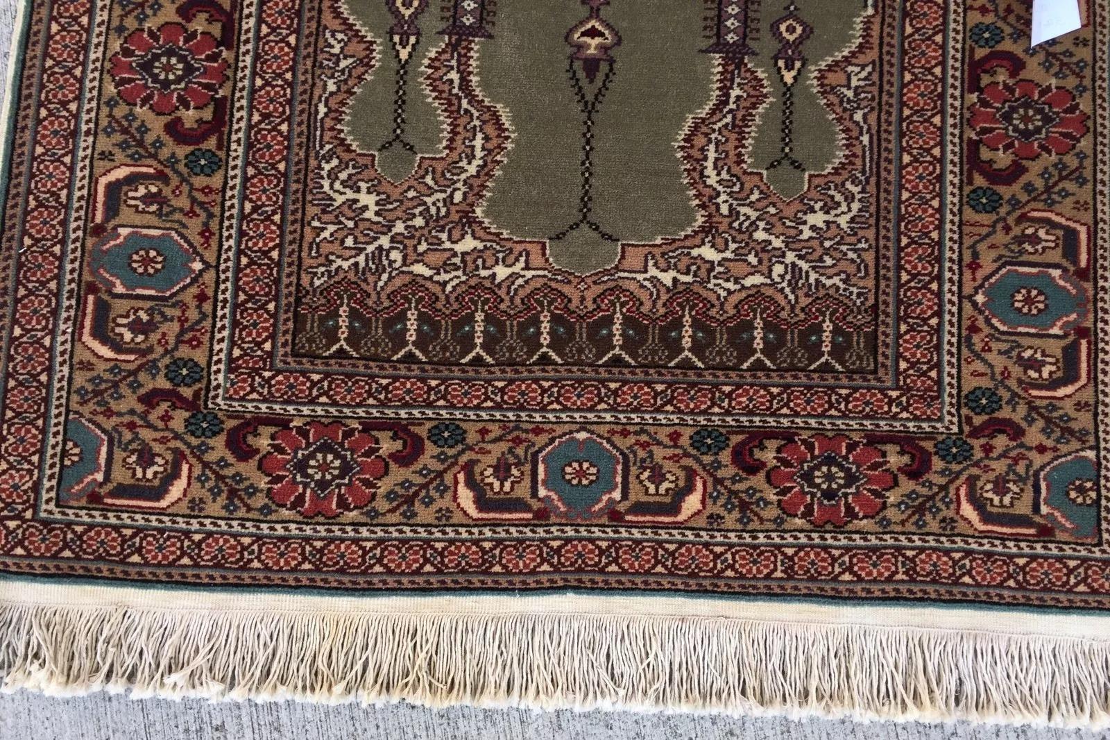 Beauté sereine : Authentique tapis de prière turc antique de Kayseri
Découvrez l'élégance raffinée de ce tapis de prière antique turc Kayseri fait à la main, un chef-d'œuvre tissé en laine 100 % naturelle en Turquie vers les années 1920. Les tapis