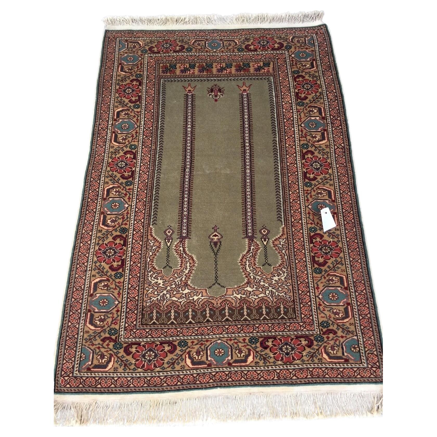 Tapis de prière Keyseri turc ancien fait main 2.9' x 4.3' 1920s - 3K05 en vente