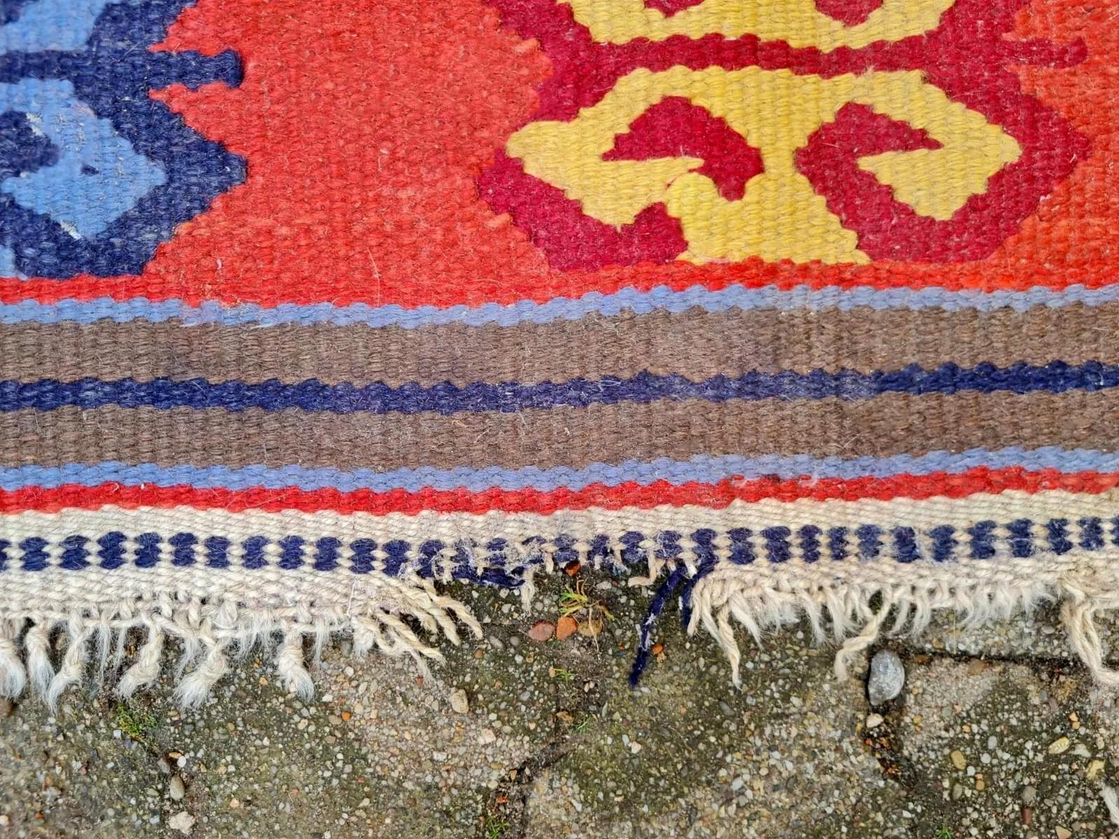 Dieser alte türkische Konya-Kilim-Teppich ist ein lebendiges und authentisches Stück anatolischer Volkskunst und zeugt von den reichen Webtraditionen der Region. Dieser in den 1940er Jahren aus reiner Wolle handgewebte Flachgewebe-Kelim zeichnet