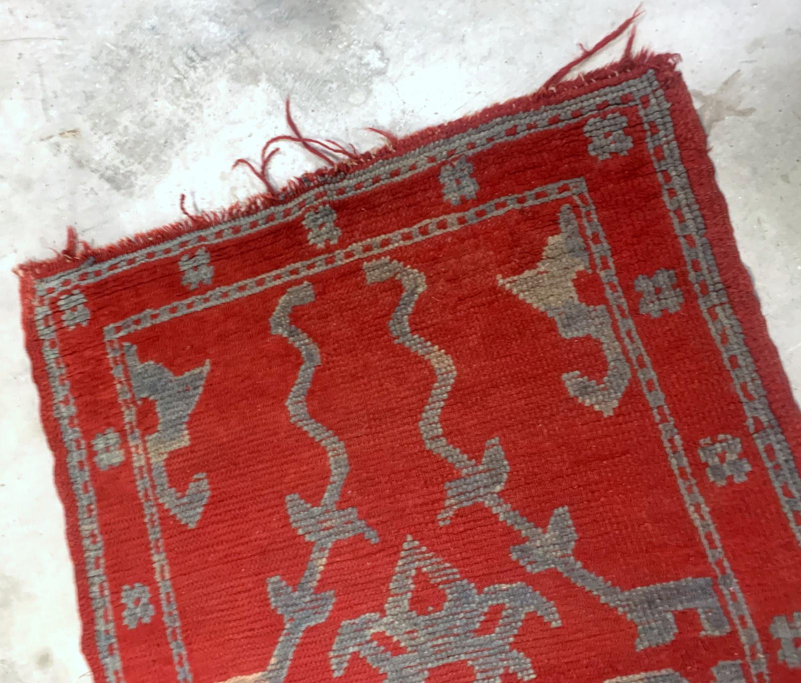 Tapis rouge turc ancien fabriqué à la main dans la région d'Oushak. Le tapis est de la fin du 19ème siècle en état original, il a quelques signes d'âge.

-état : original, quelques signes d'âge,

-vers les années 1880,

-taille : 3' x 4.9'