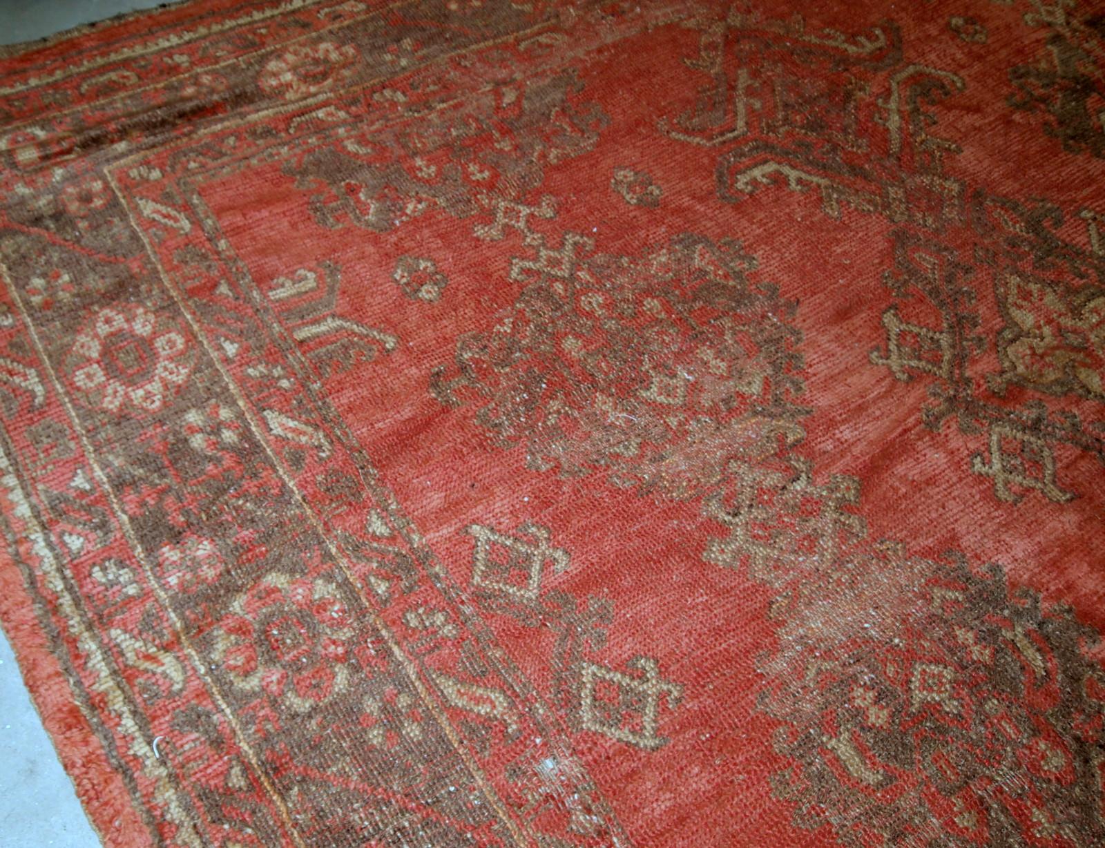Tapis turc ancien fait à la main de couleur orange. Le tapis est du début du 20ème siècle en état original, il a quelques signes d'âge.

-état : original, quelques signes d'âge,

-circa : 1900s,

-taille : 9' x 11' (274cm x 335cm),

-matériau :