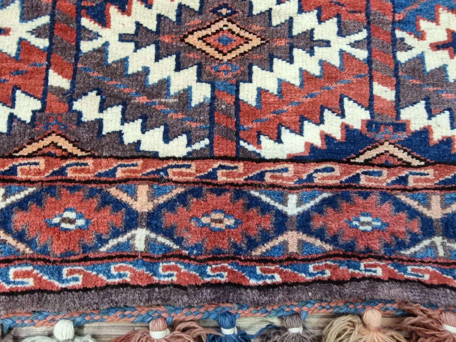 Cet exquis tapis turkmène ancien est un exemple intemporel d'artisanat et d'art. Noué à la main à la fin du XIXe siècle, il présente un motif géométrique frappant, caractéristique de la tradition turkmène en matière de design. Bien qu'il ait plus de