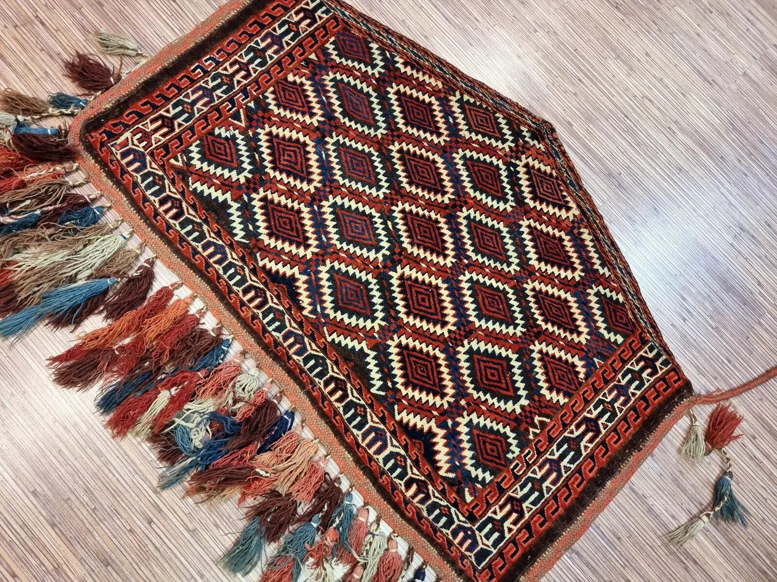 Ce tapis Türkmen Asmalik ancien, fait à la main et datant des années 1900, est un exemple captivant de l'artisanat traditionnel. Mesurant 3,8 pieds (117 cm) de long et 2,5 pieds (75 cm) de large, ce magnifique tapis en laine est en très bon état