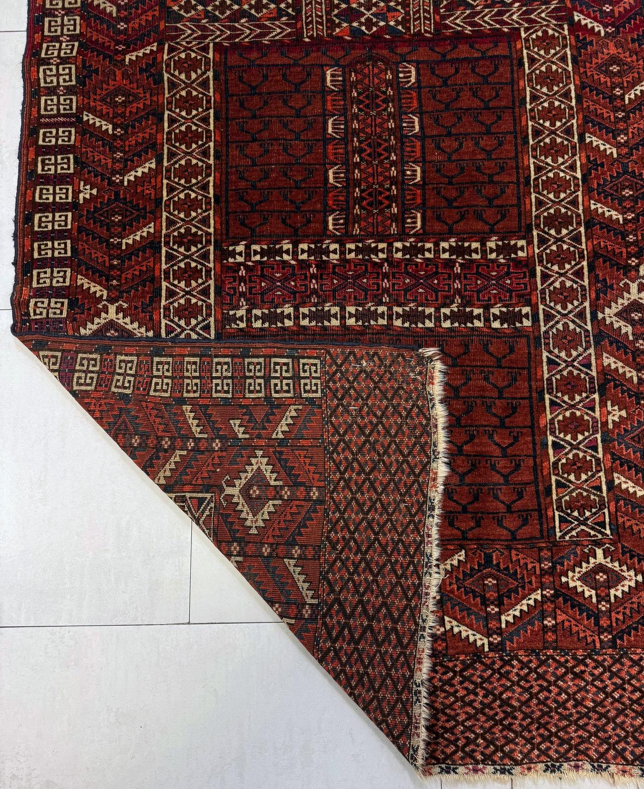 Esta excepcional alfombra antigua turcomana Hachli, que data de la década de 1870, es una pieza de arte textil con calidad de museo, rica en la historia de las tribus nómadas de Asia Central. El diseño Hachli (o Hatchli), utilizado tradicionalmente